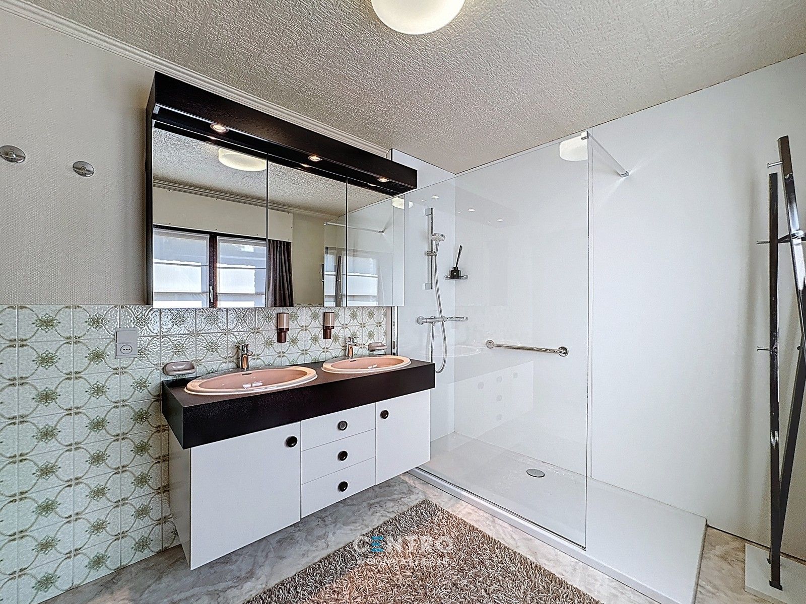 PERFECT ONDERHOUDEN woning met 4 slpks en 2 garages! foto 10