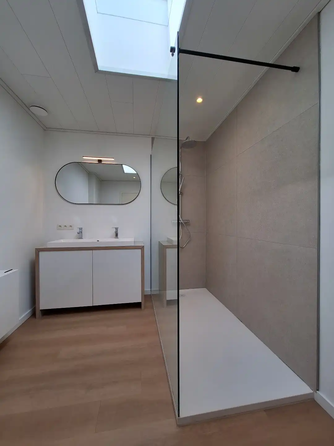 Gerenoveerde woning met 3 slaapkamers, diepe tuin en private parkeerplaats foto 12