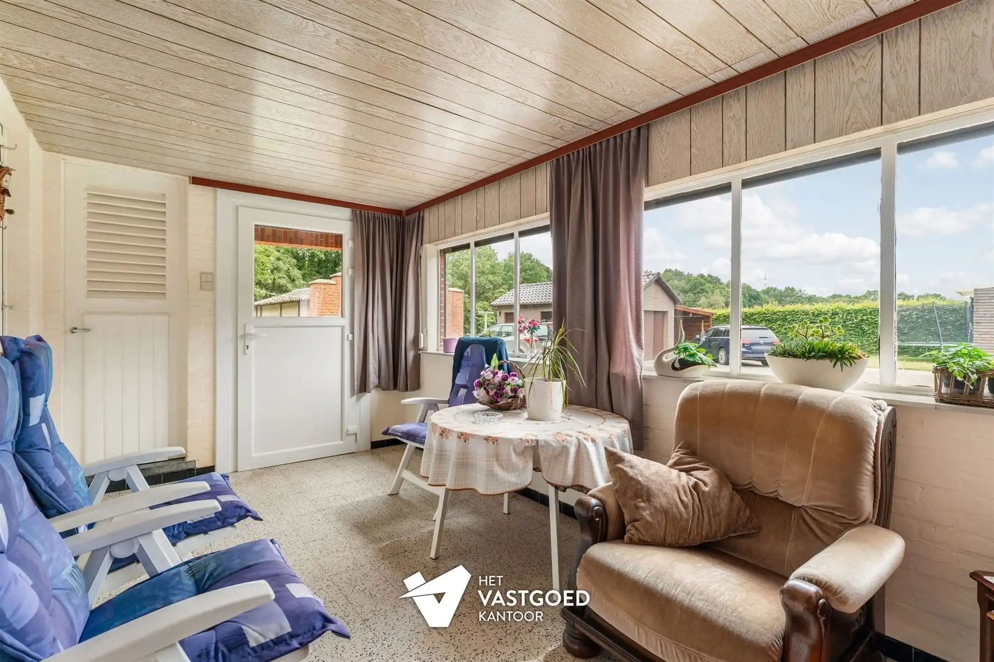 OP TE FRISSEN KARAKTERVOLLE WONING UITERST RUSTIG GELEGEN TEN MIDDEN VAN HET GROEN OP EEN PERCEEL VAN 20A16CA TE OOSTHAM foto 12