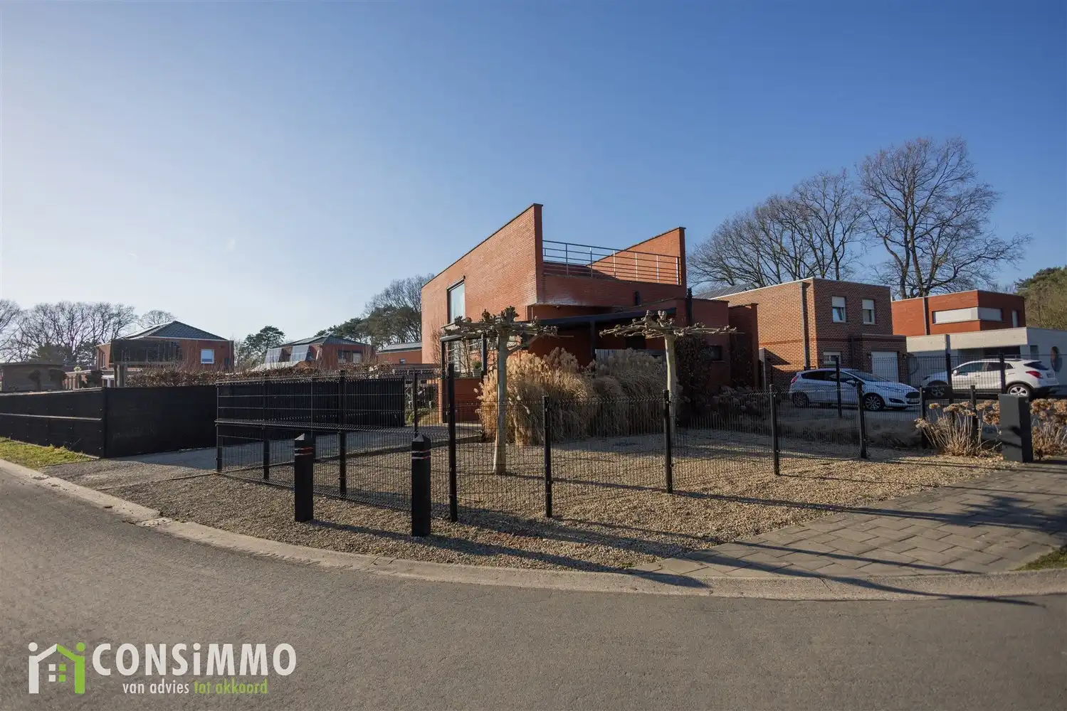 Unieke woning met industrieel-landelijke stijl in een rustige woonwijk van Genk foto 5