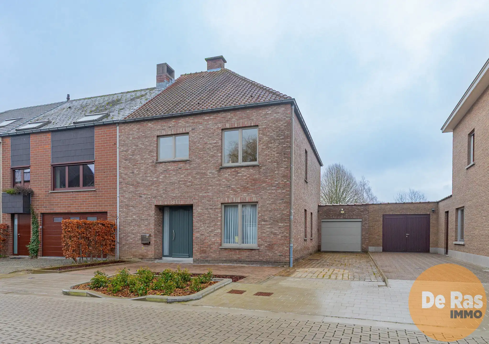 EREMBODEGEM - Gezinswoning met 3 slpk, garage en ruime tuin! foto {{pictureIndex}}