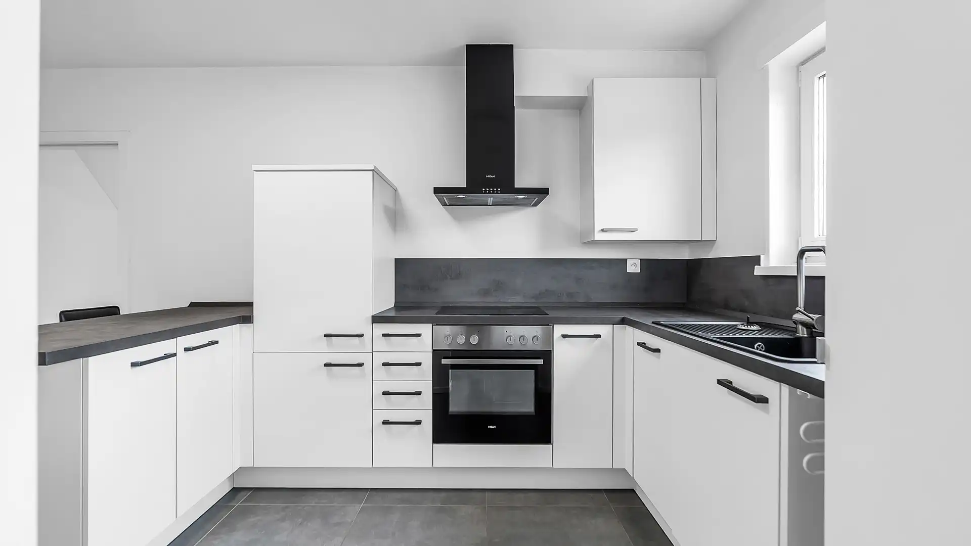 Ruim en instapklaar appartement met 2 slpkrs in Genk foto 5