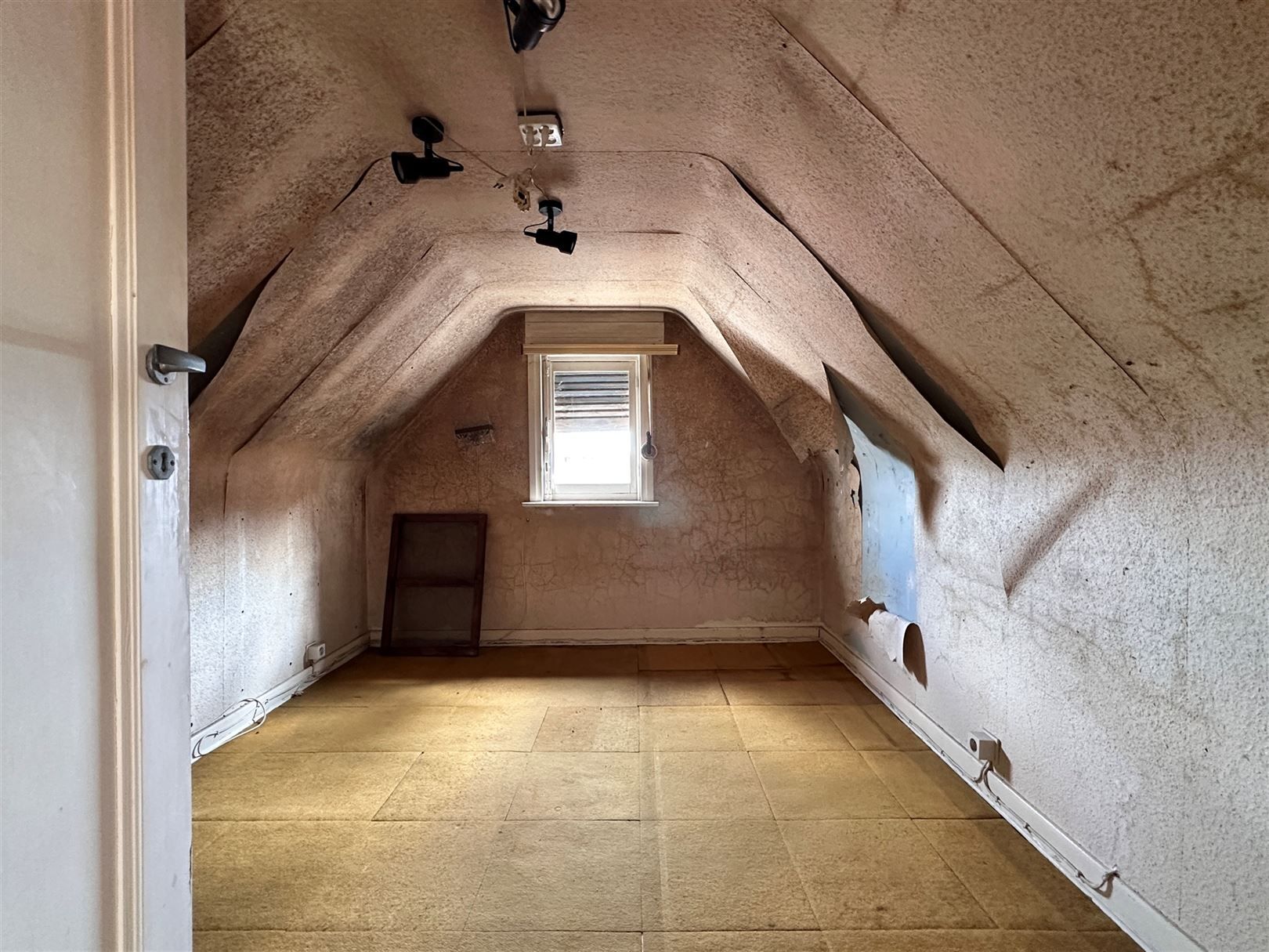 Te renoveren woning met potentieel gelegen in het landelijke Wichelen foto 13