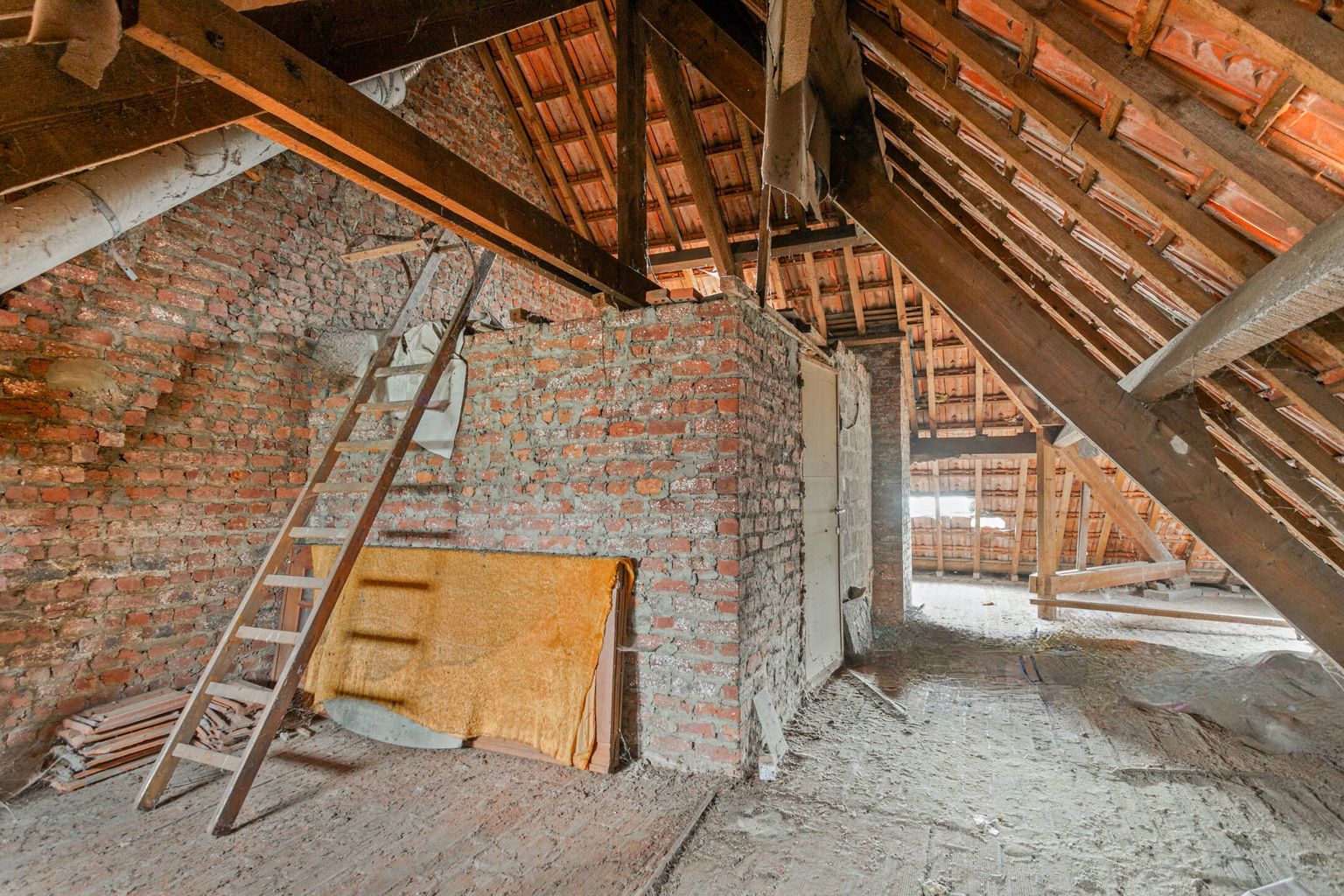 DEGELIJKE,  TE RENOVEREN WONING MET TUIN IN VERTRIJK foto 21