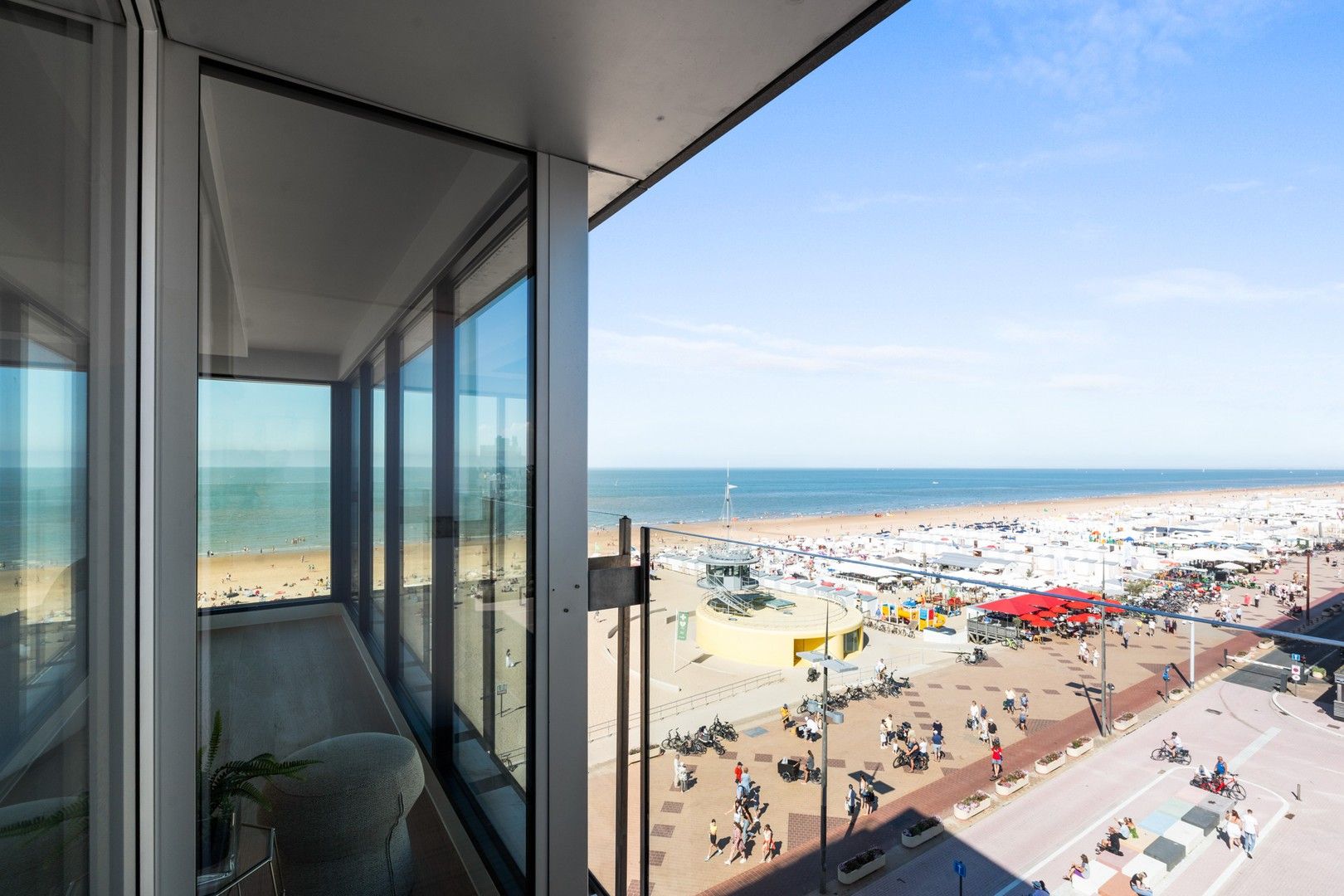 Hoekappartement genietend van frontaal zeezicht centraal gelegen aan het Lichttorenplein, de Zeedijk en de winkels. foto 4