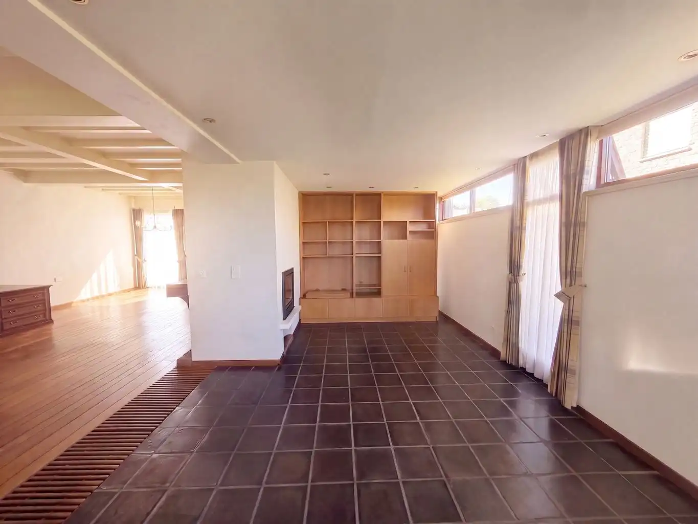 Vrijstaande splitlevelwoning met 3 (+1)slaapkamers, inpandige garage en carport, overdekt terras en omheinde tuin, gunstig gelegen nabij het centrum van Maaseik. foto 5