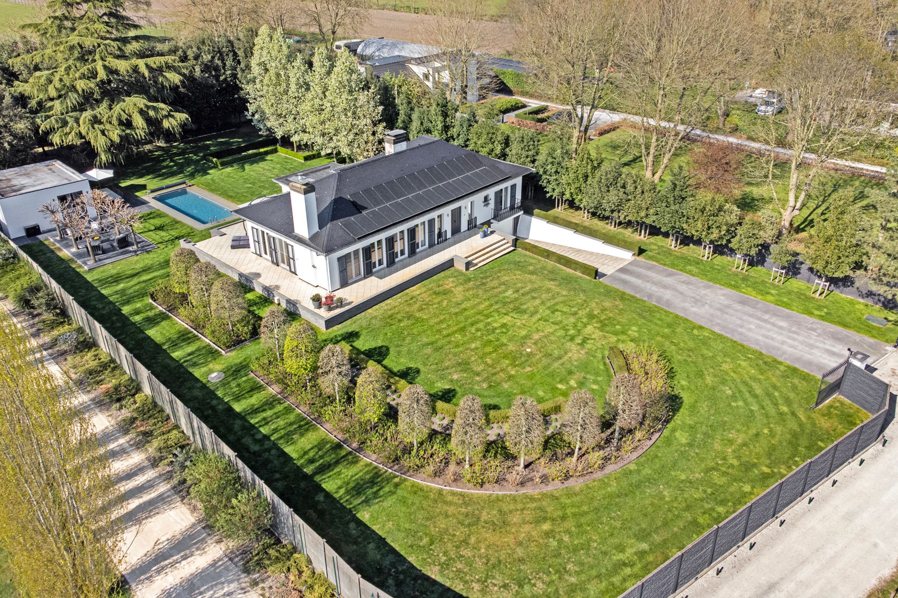 Stijlvolle villa met zwembad in groene buurt te Aalter foto {{pictureIndex}}