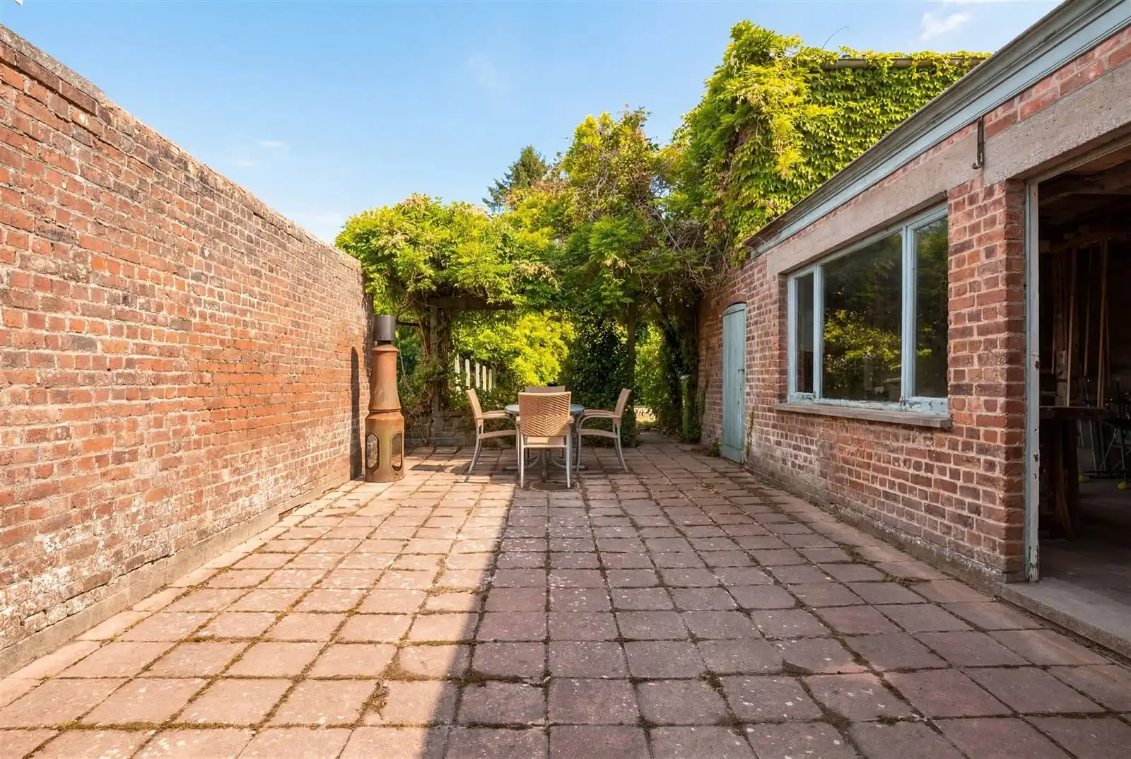 Te renoveren woning met ruime garage in centrum Zottegem! foto 2