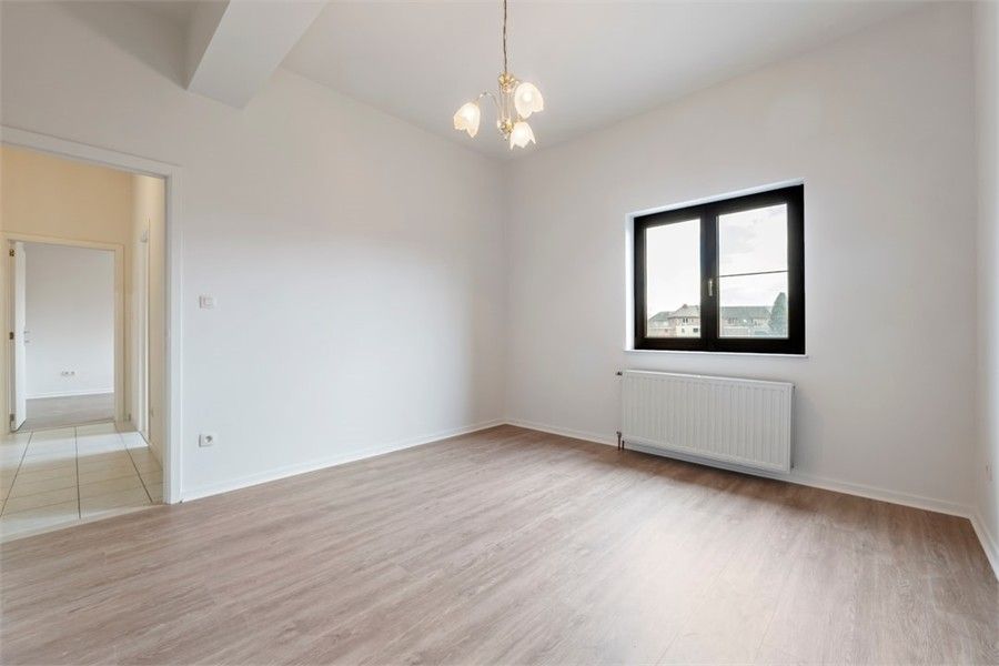 RUIM GELIJKVLOERS APPARTEMENT MET 3 SLKS EN EEN STAANPLAATS OP WANDELAFSTAND VAN HET CENTRUM VAN SINT-TRUIDEN foto 21