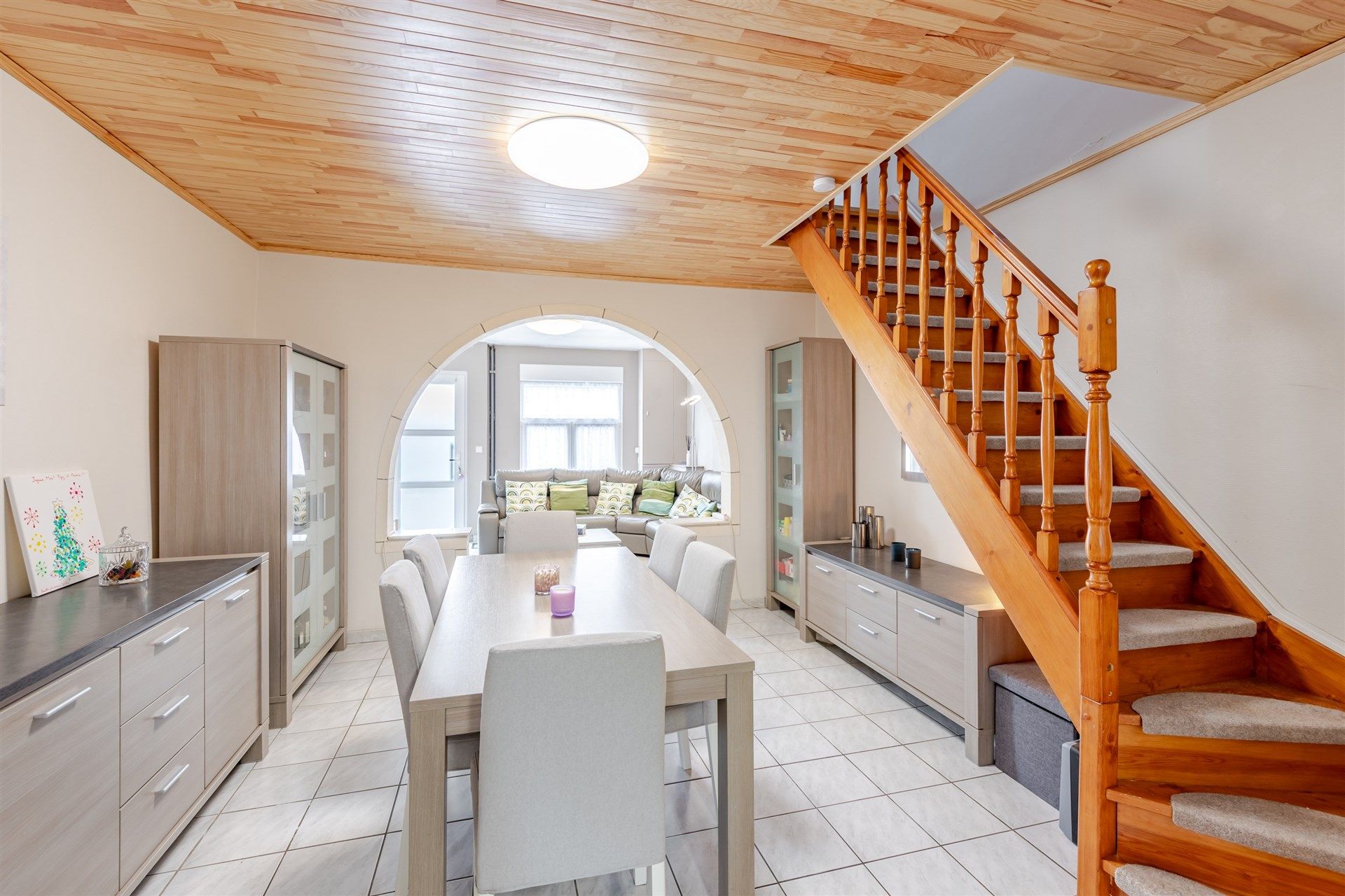 Gezinswoning met vier slaapkamers, garagegebouw en grote tuin op 1705 m² foto 4