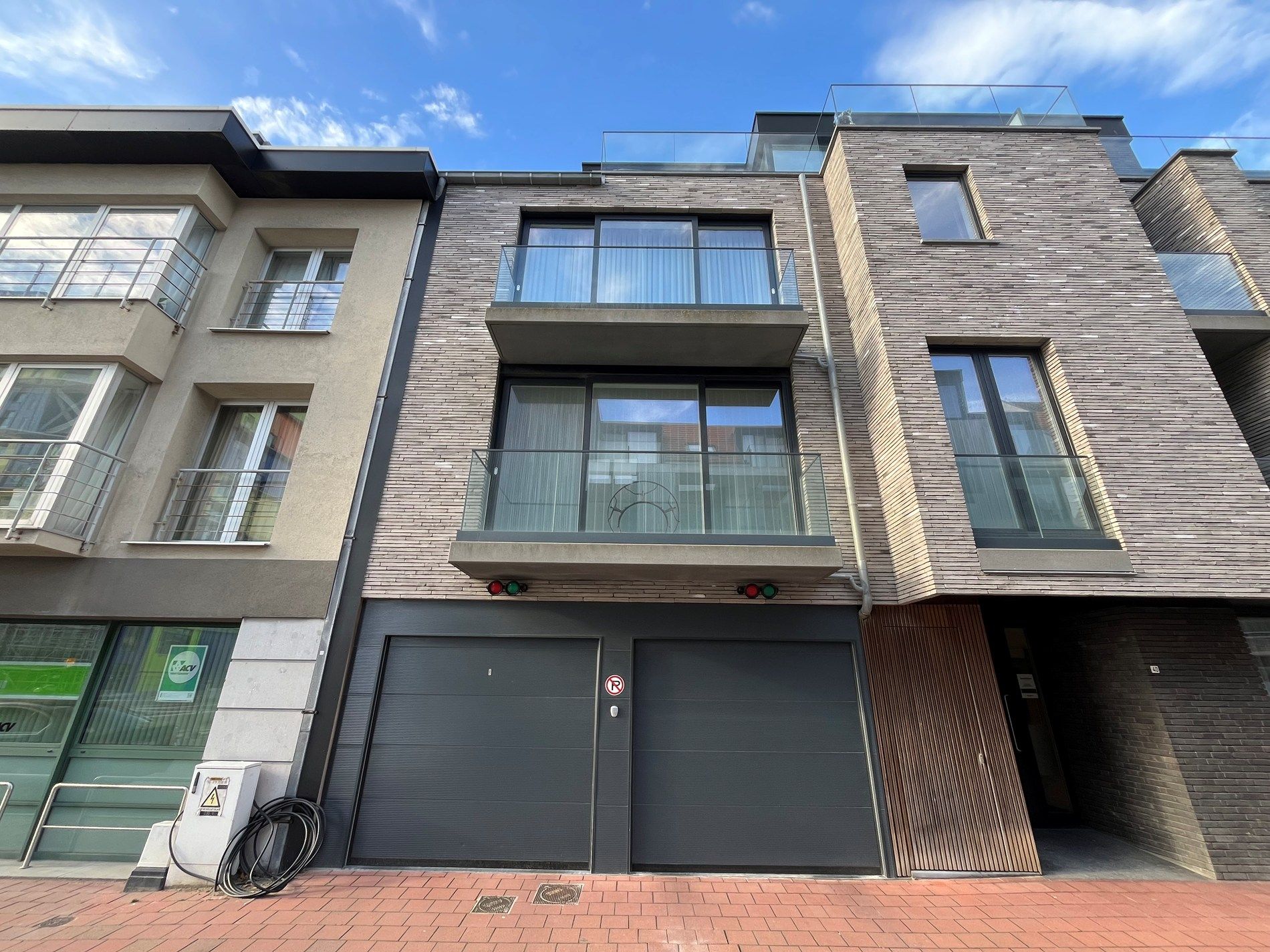 Ruime garagebox in het centrum van Heist foto 2