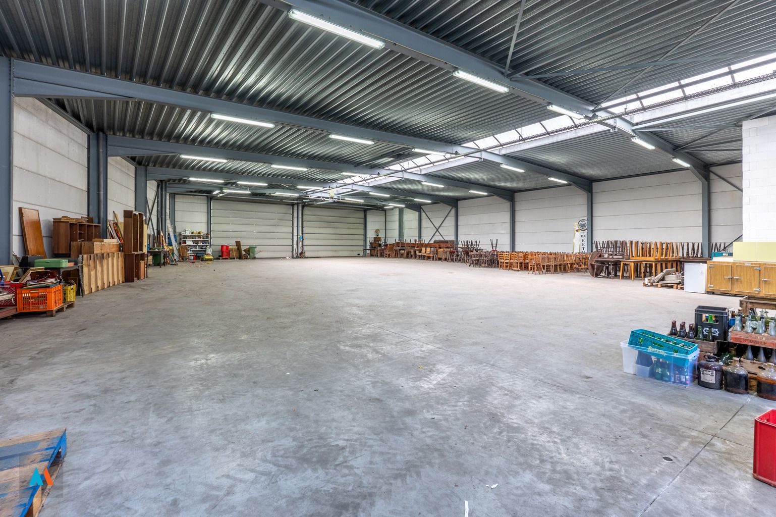 Gezinswoning met ruime loods foto 4