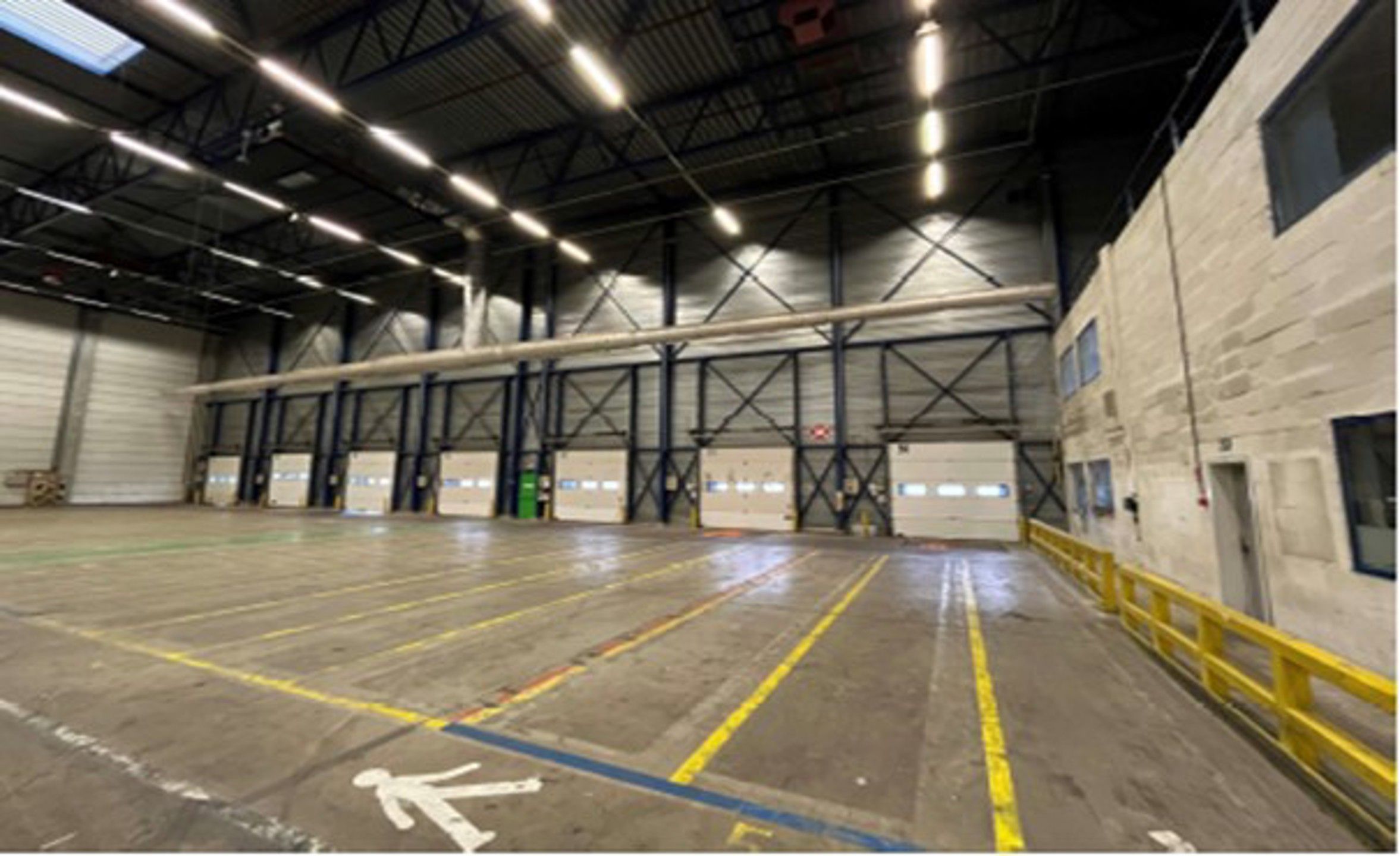 Magazijn 6.879m² met 8 laadkades en kantoor van 408m² met ruime parking te huur foto 6