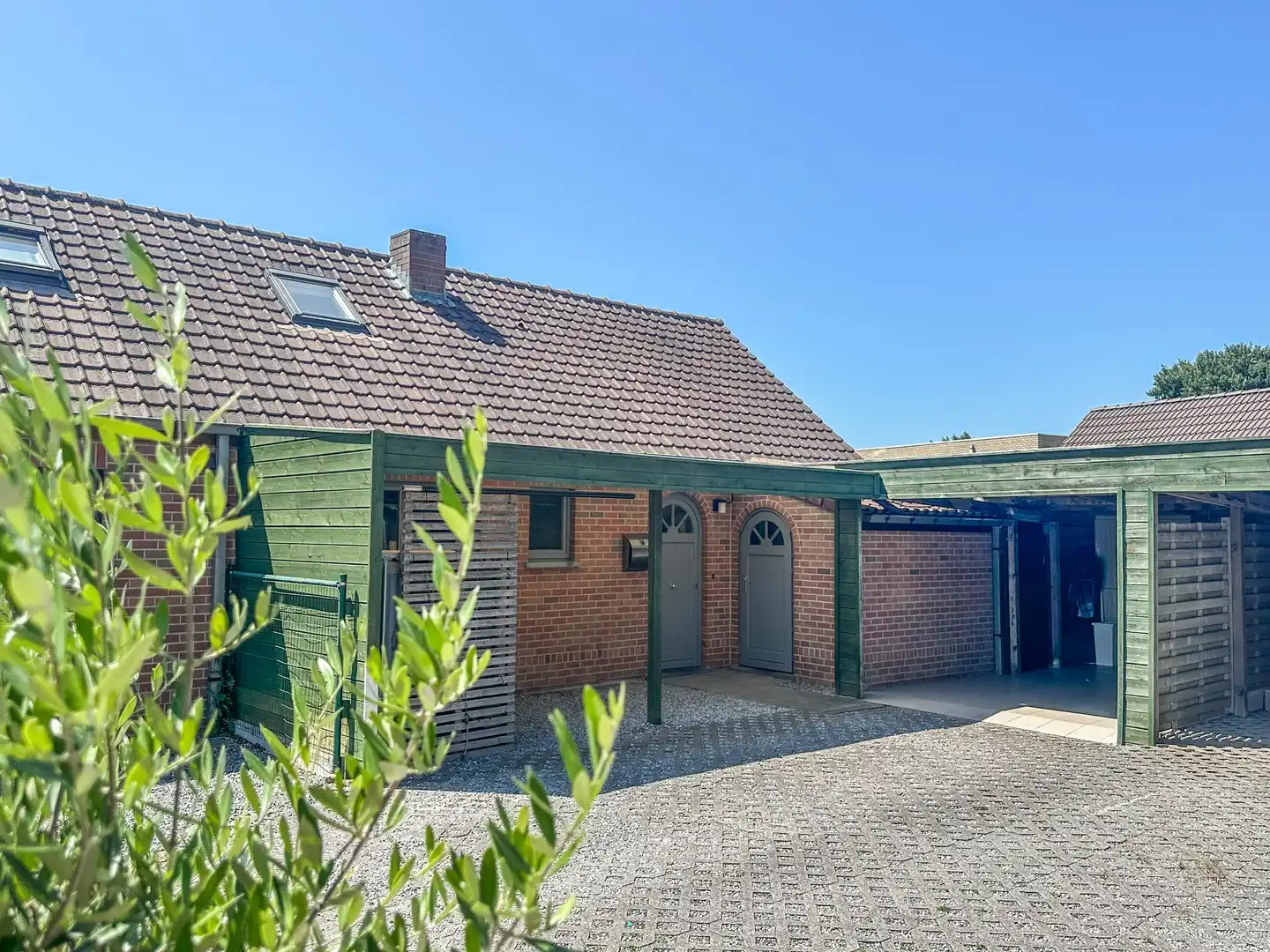 Verzorgde vakantiewoning met onderhoudsvriendelijke tuin en parking. foto 2