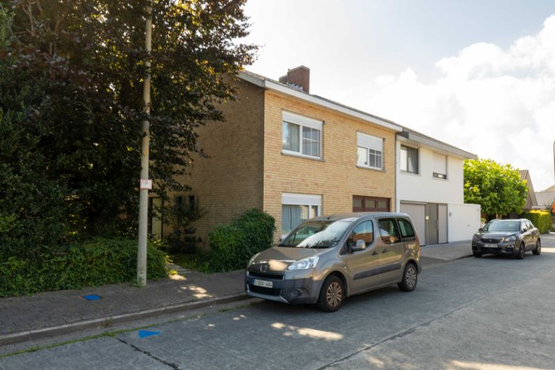 Roeselare-stadsrand. Zeer grote half open bebouwing op uitstekende ligging met 4 slaapkamers, garage en volledige zolderverdieping. 173m2 woonplezier ! foto 19