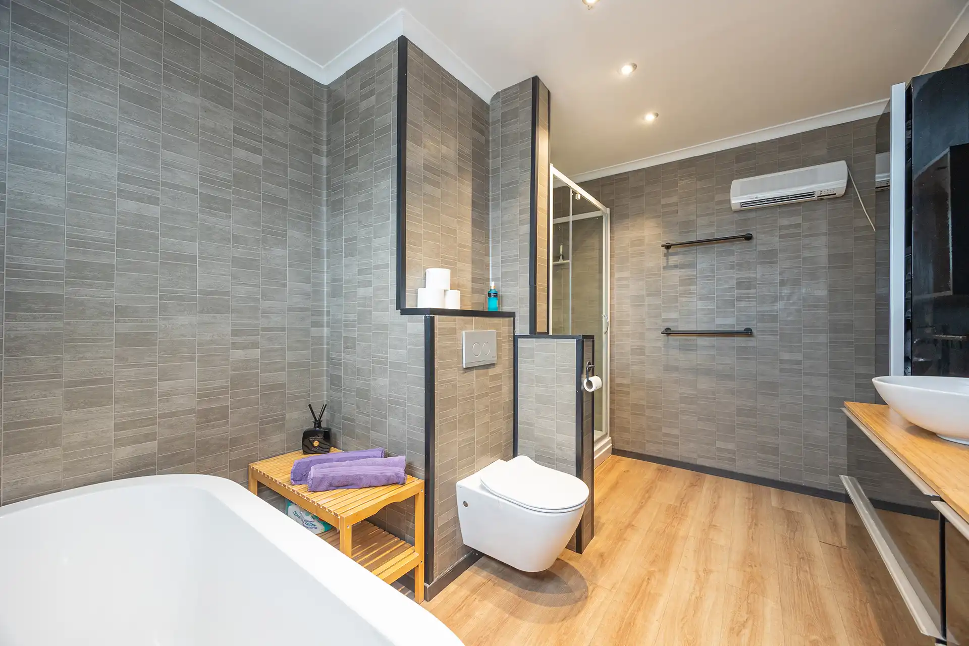 Instapklare woning met 4 slpk, veranda en tuin te Hemiksem! foto 14