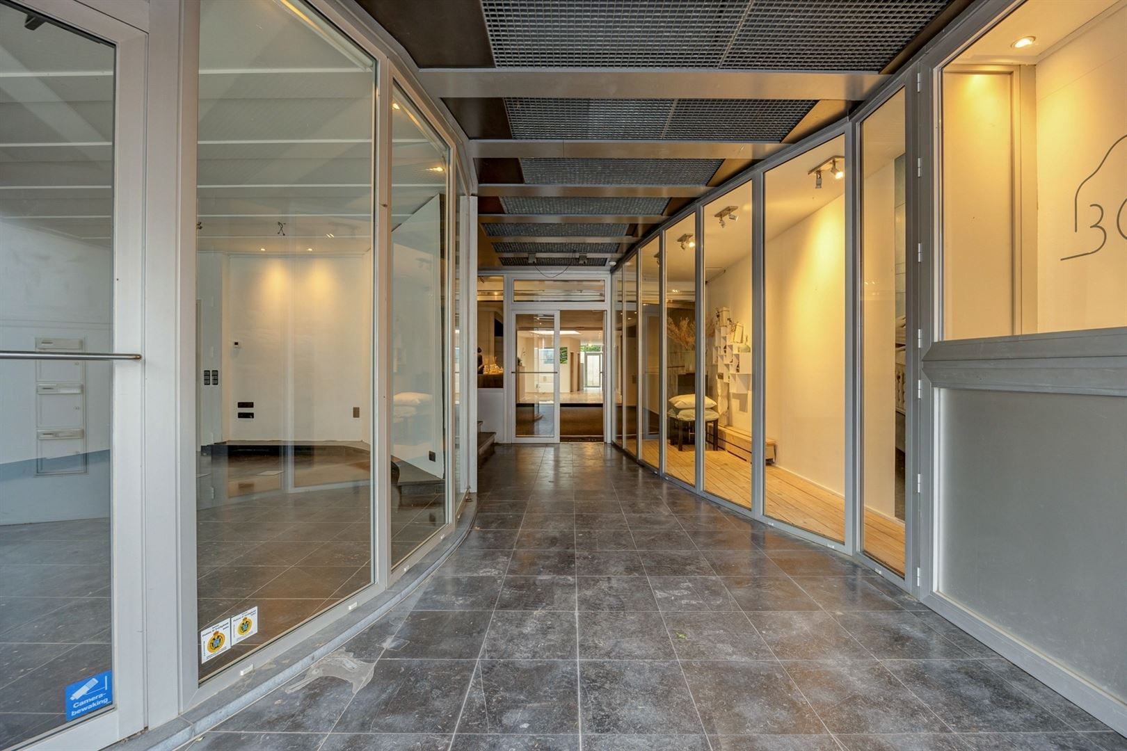 Handelshuis met ruime winkel en duplex appartement in dorp 's Gravenwezel foto 16