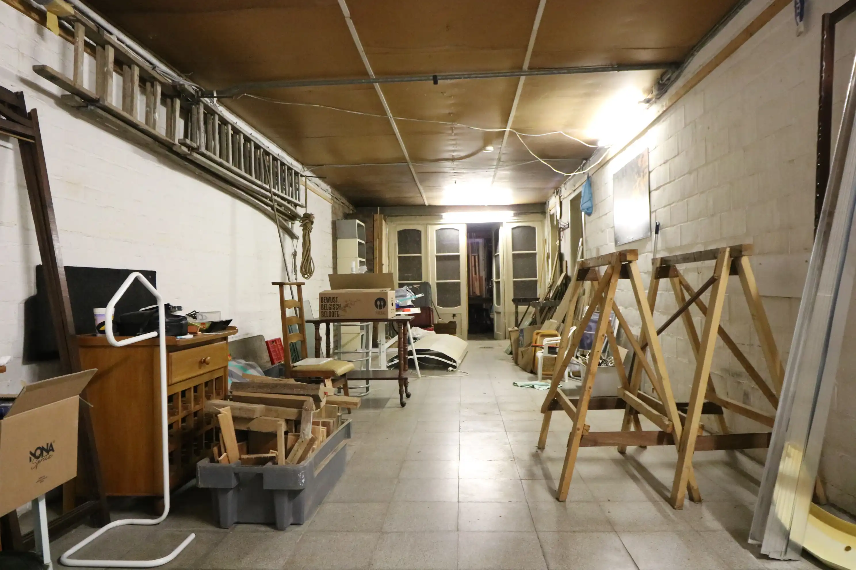  Zeer ruime woning met 5 slaapkamers, garages (8 wagens) en werkplaats. foto 17