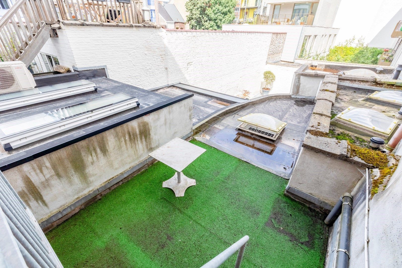 Ruime, bemeubelde studio met terras in Gent  foto 11