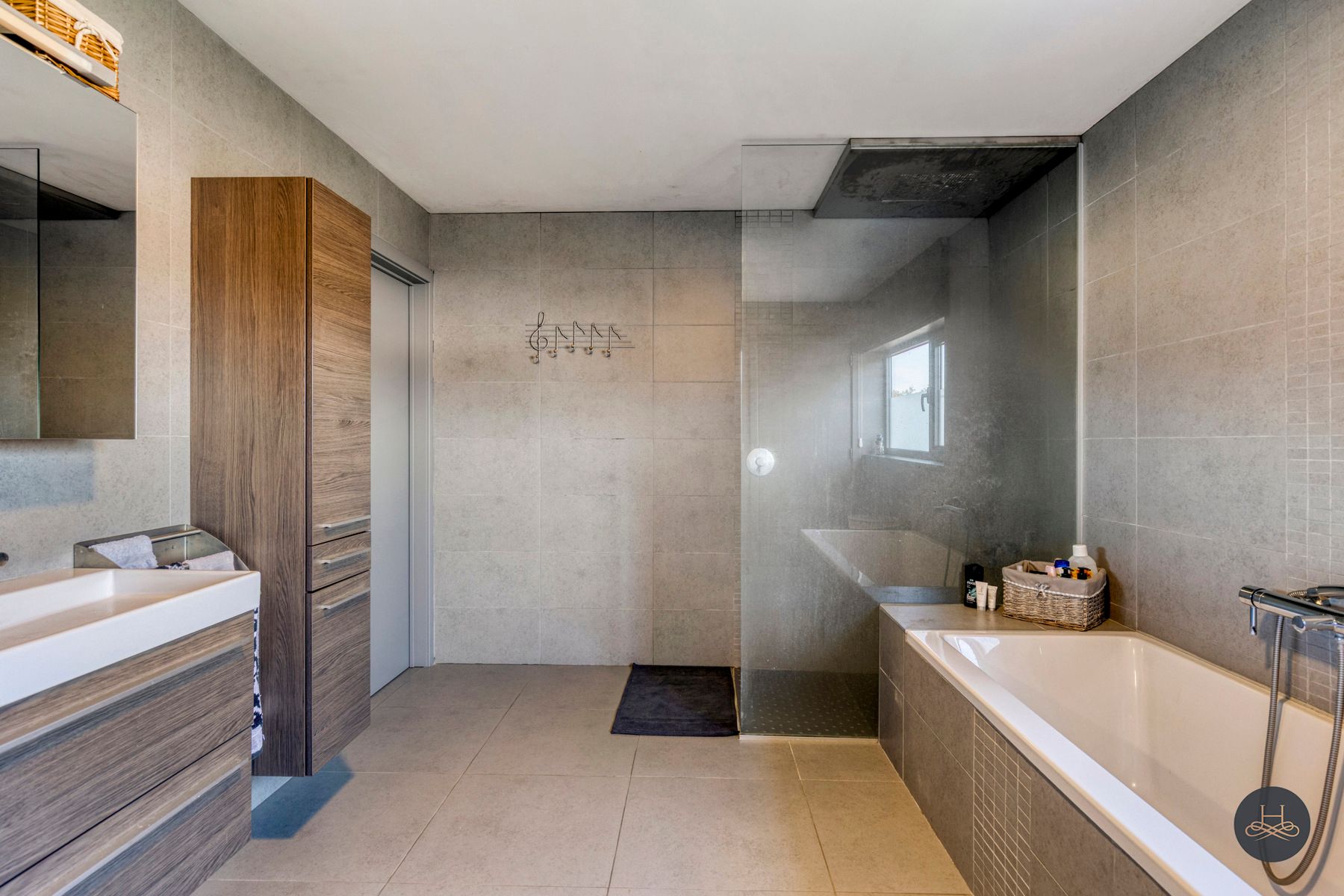Ruime en recente woning met zwembad foto 20