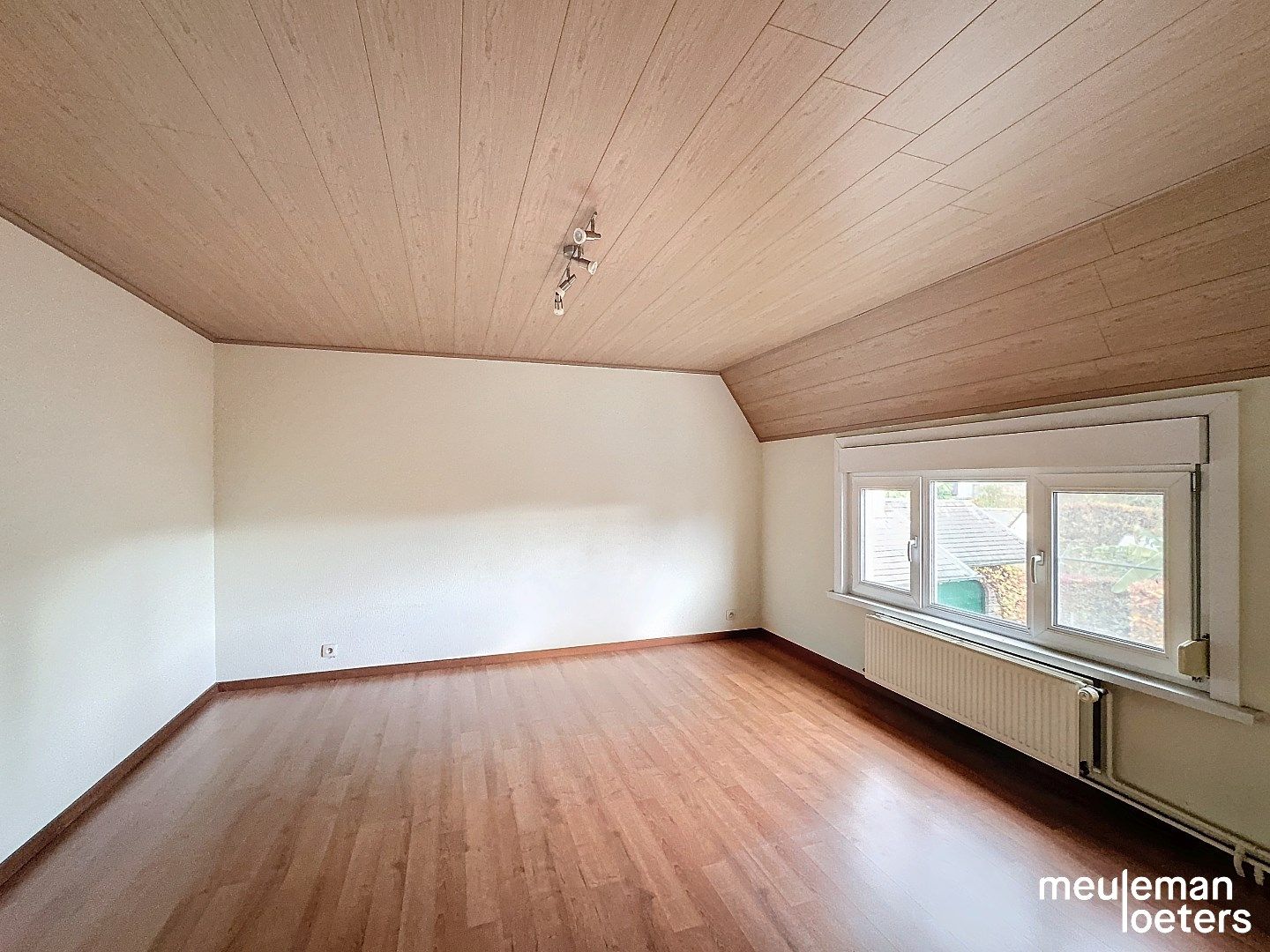 Te renoveren woning op ruim perceel foto 9