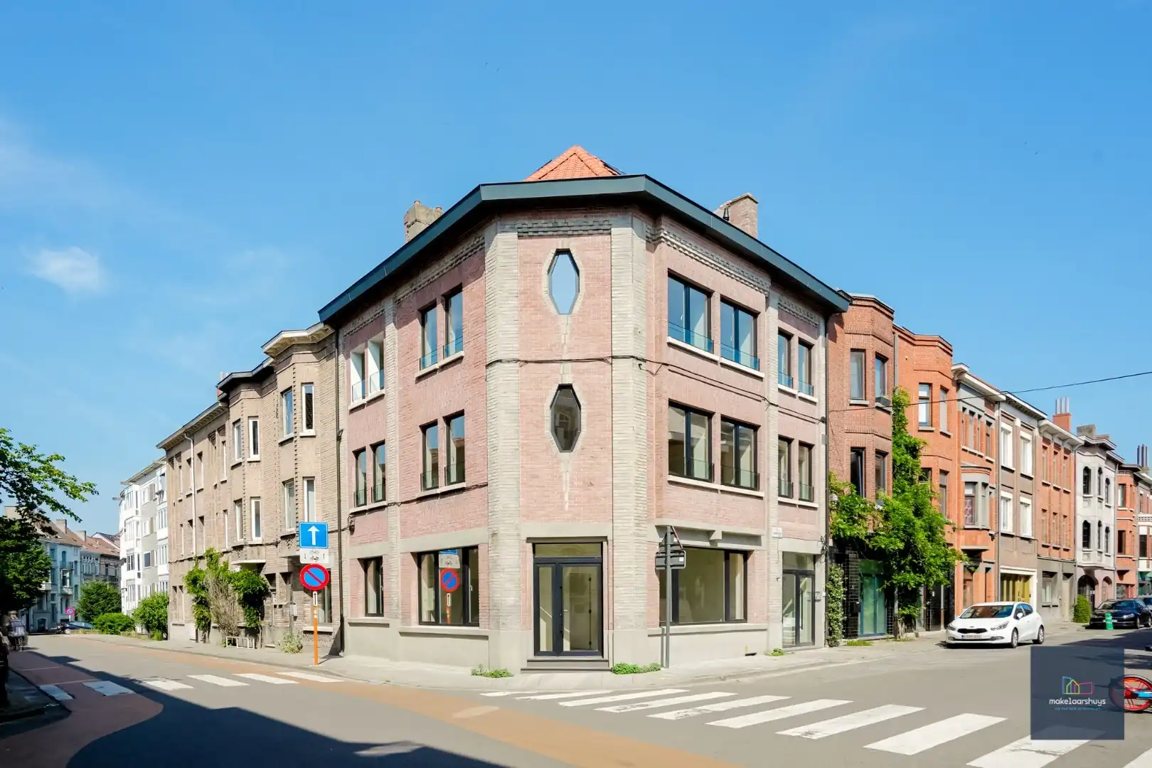 Stijlvol gerenoveerd 2 slaapkamerappartement  foto {{pictureIndex}}