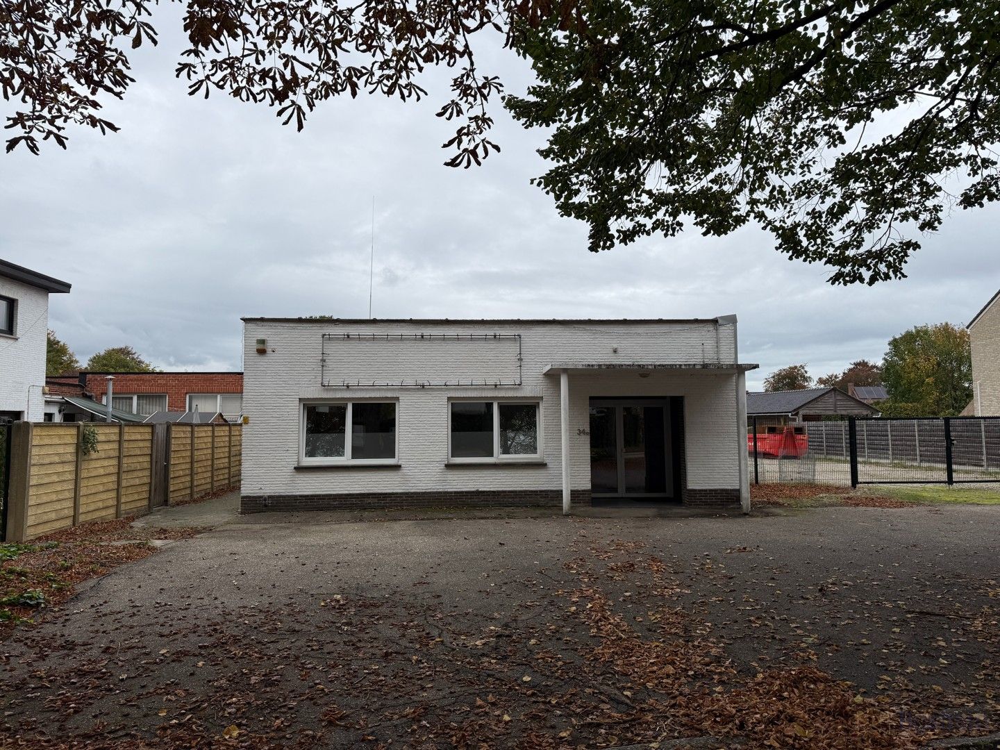 Bedrijfshal met bureauruimte (360m²) te huur in Tessenderlo foto {{pictureIndex}}