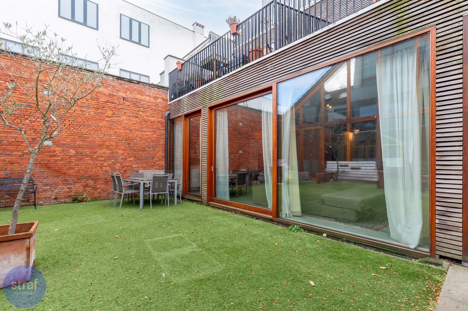 Modern appartement met open leefruimte en gezellige stadstuin in Berchem foto 6