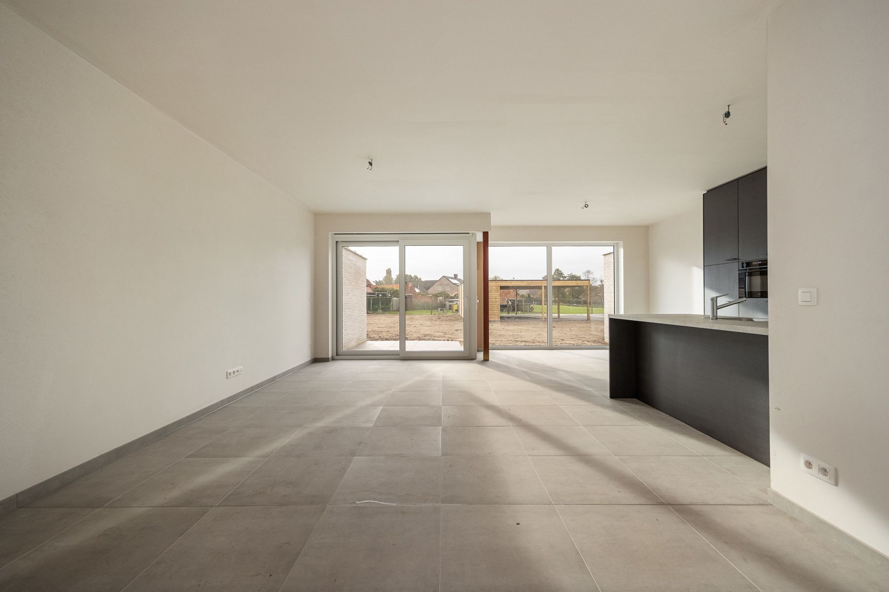 Woning met 4 slaapkamers en fietsenberging/carport op perceel van ca 327m² foto 5