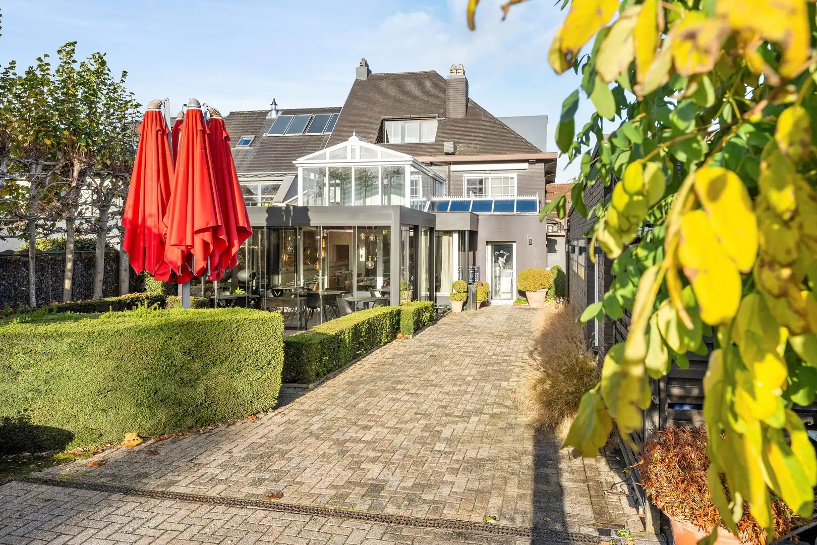 Gebouw waar het gezellige restaurant "De Vondel" is ondergebracht met woonst en voldoende parking op eigen terrein foto 19