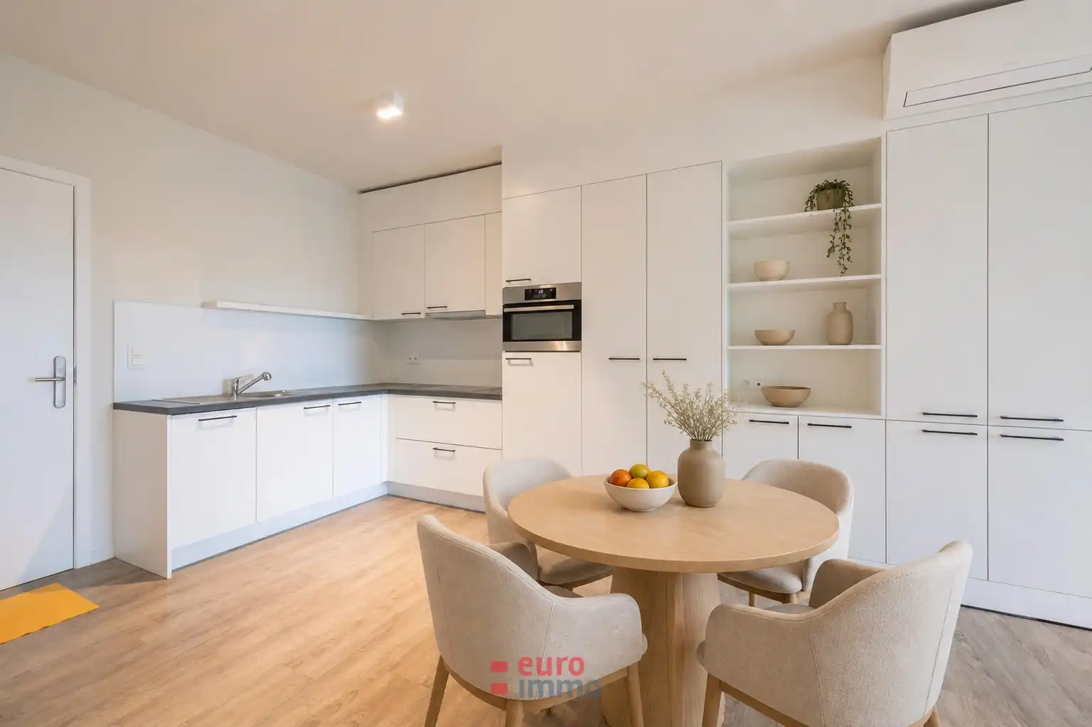 Instapklare assistentiewoning met luxueuze afwerking in Veurne! foto 2