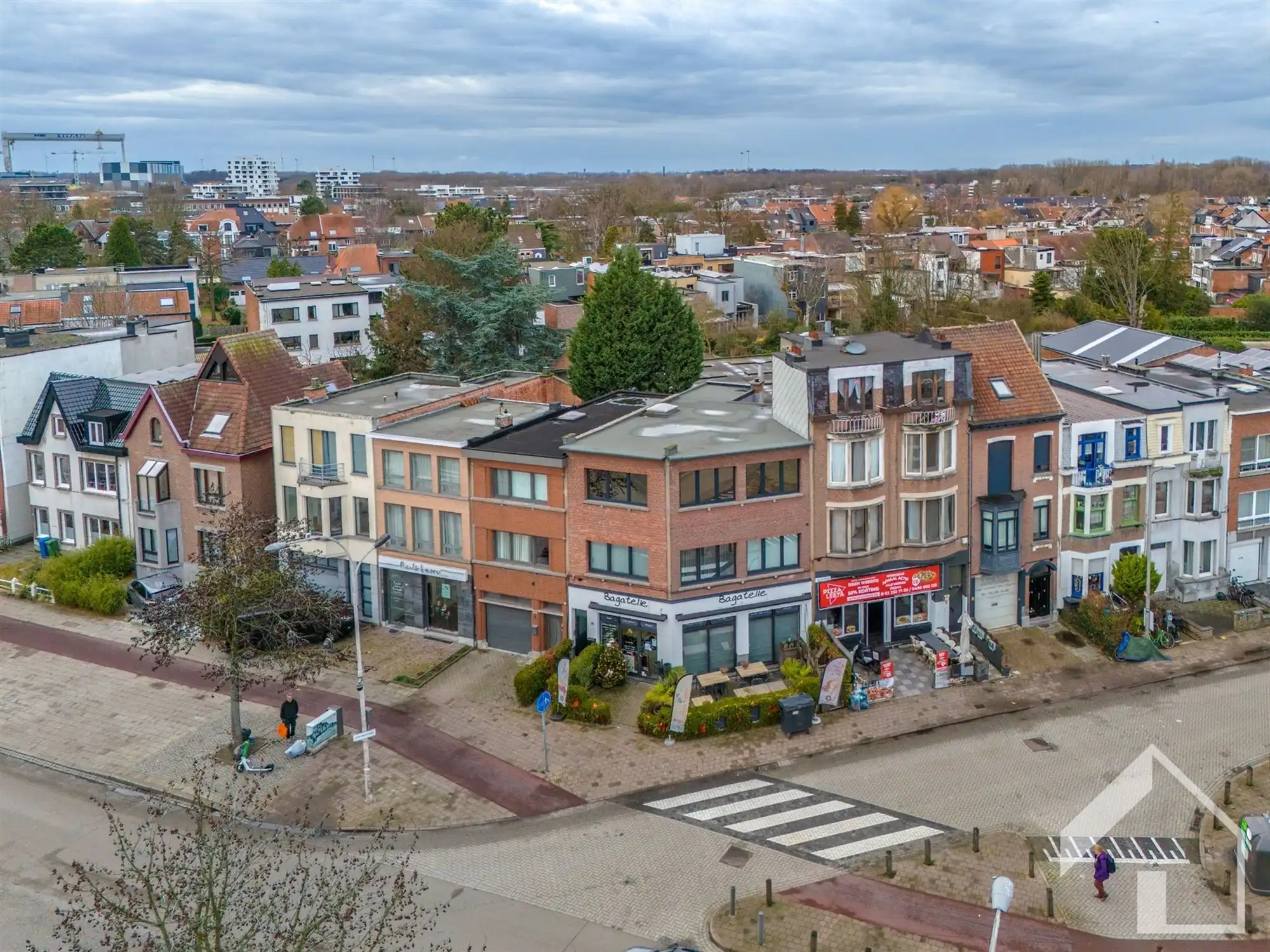 Gelijkvloers handelspand met 2 appartementen foto {{pictureIndex}}