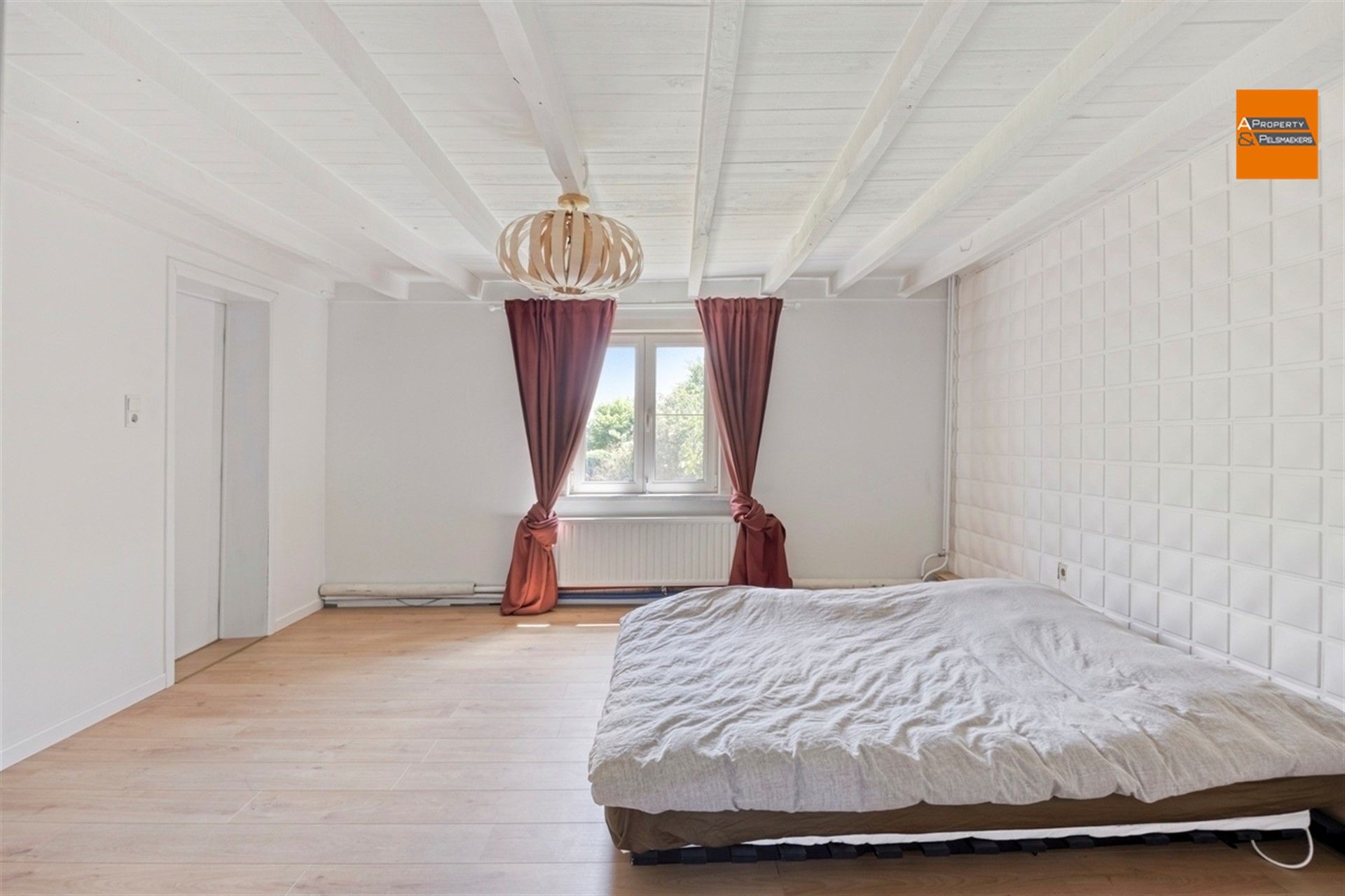 Eigendom met karakter en ruimte, 4 slaapkamers en  prachtige tuin foto 21