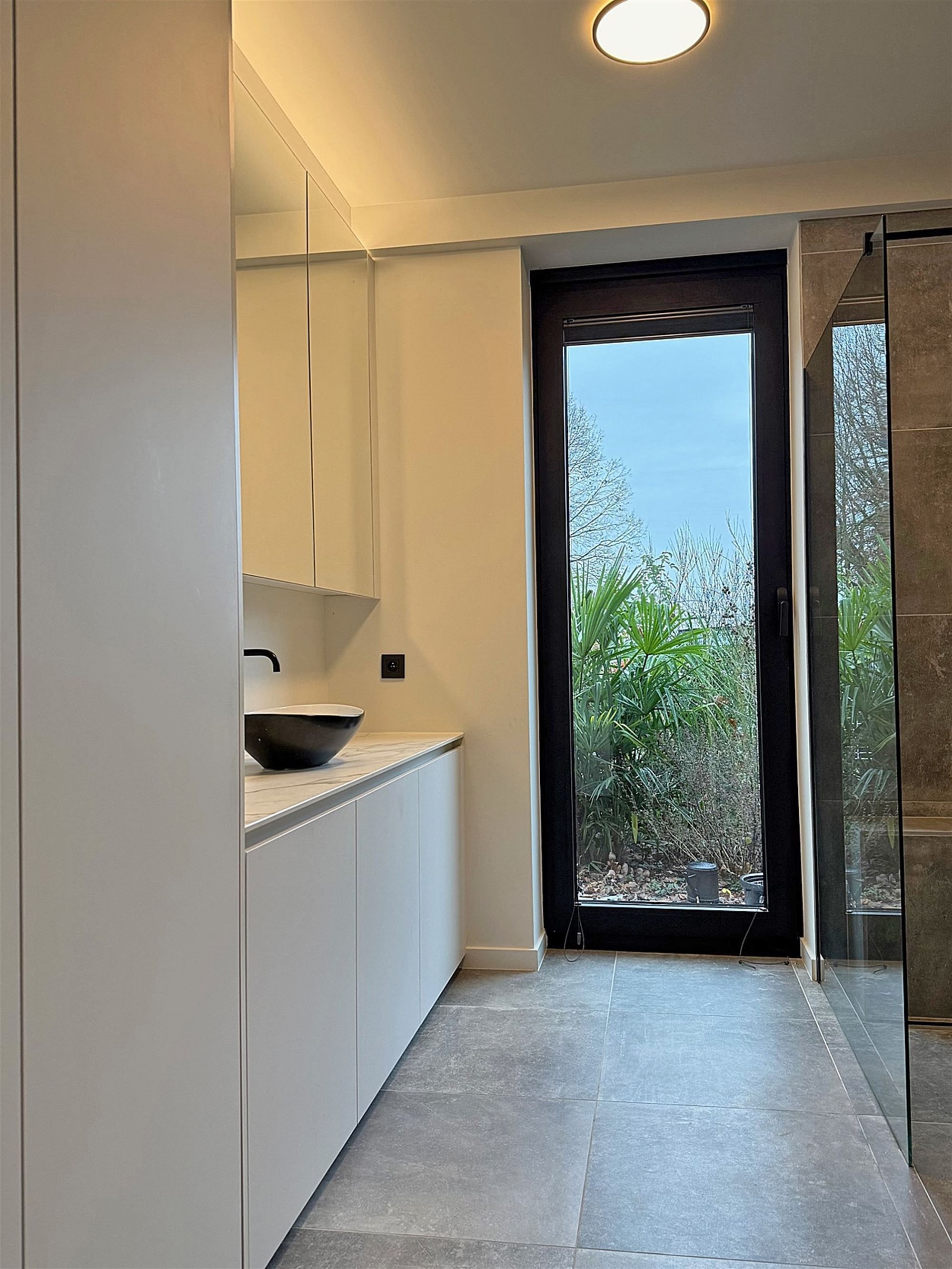 APPARTEMENT (gelijkvloers) met terras / tuin, 1 slaapkamer, ruime bergingen & autostaanplaats foto 14