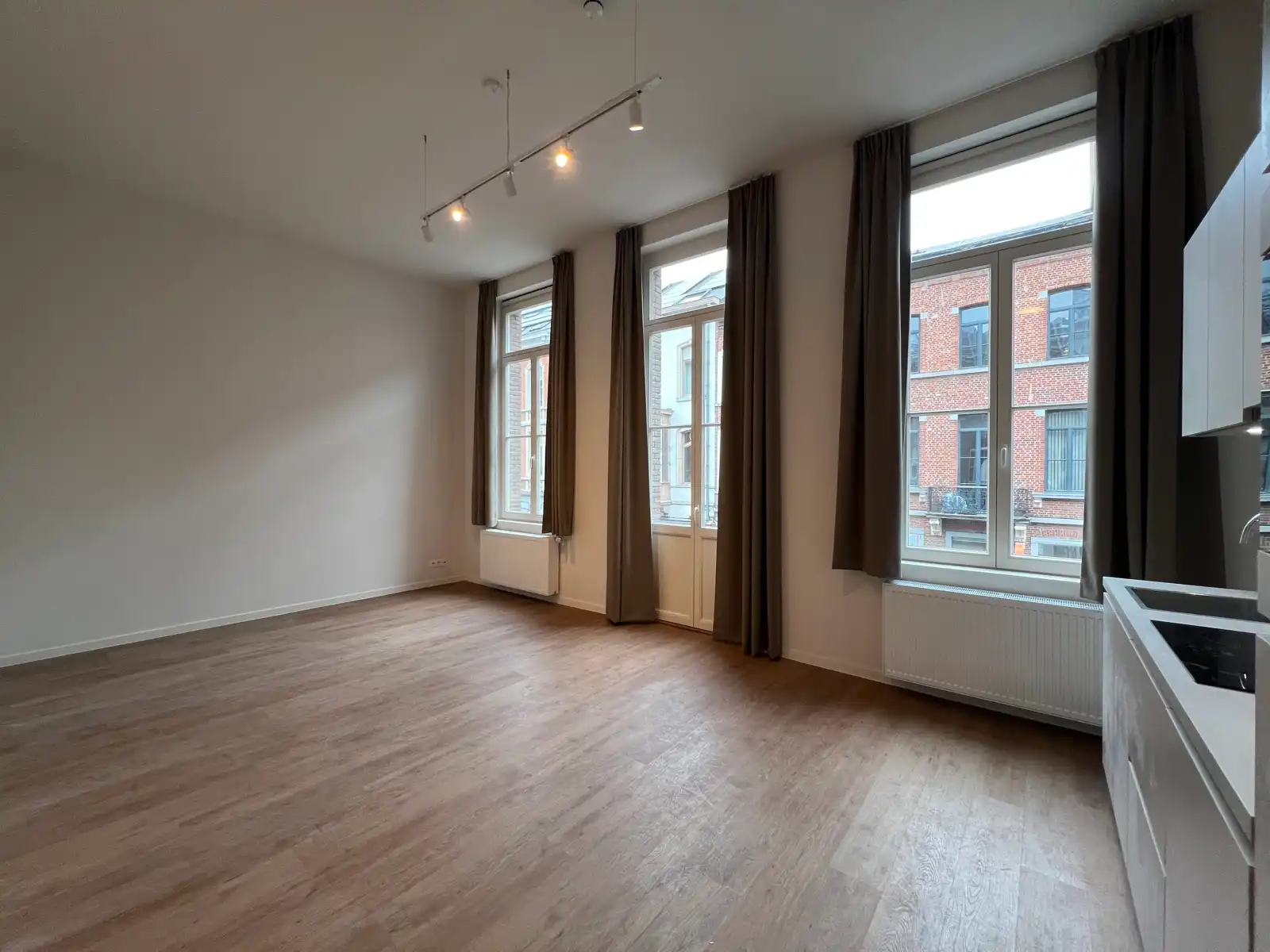 Volledig gerenoveerde studio op uitstekende locatie te huur foto 4