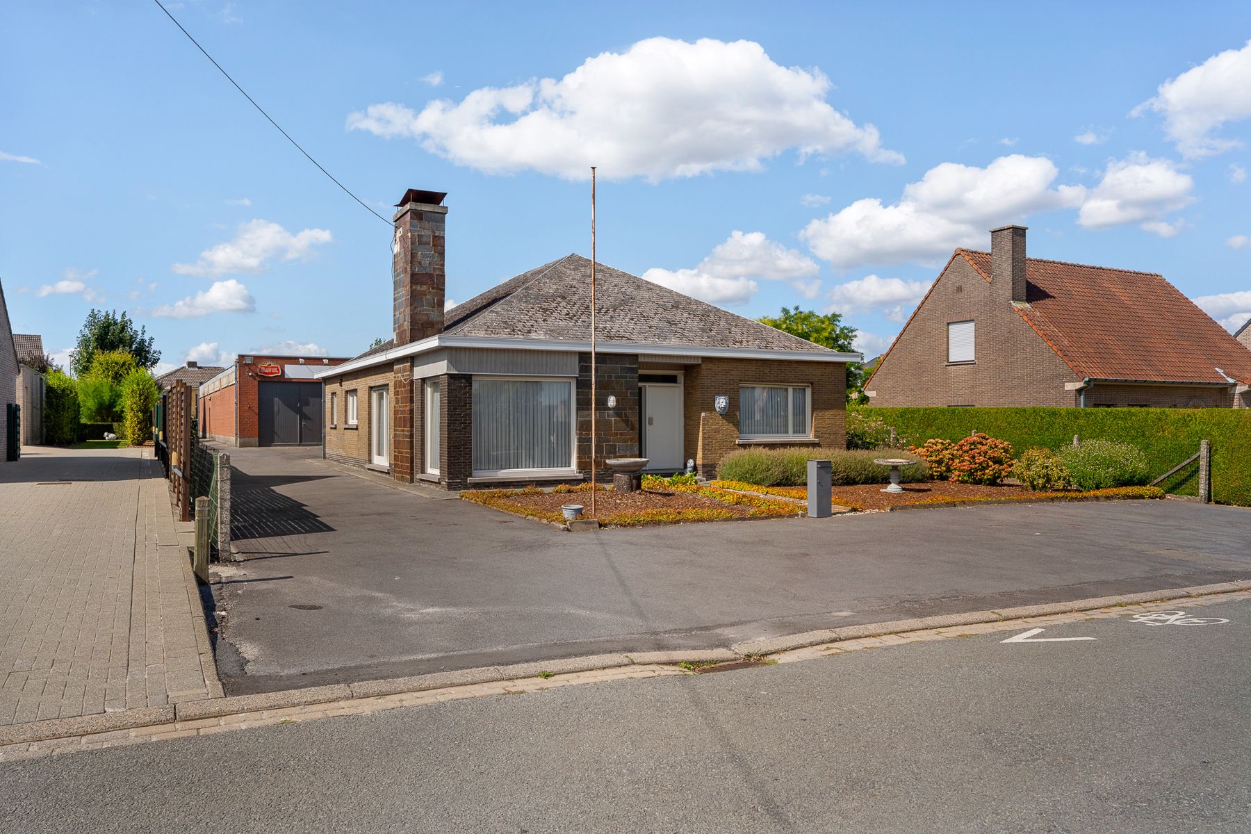 Woning met magazijn/atelier van 412 m² in Ingooigem foto 2