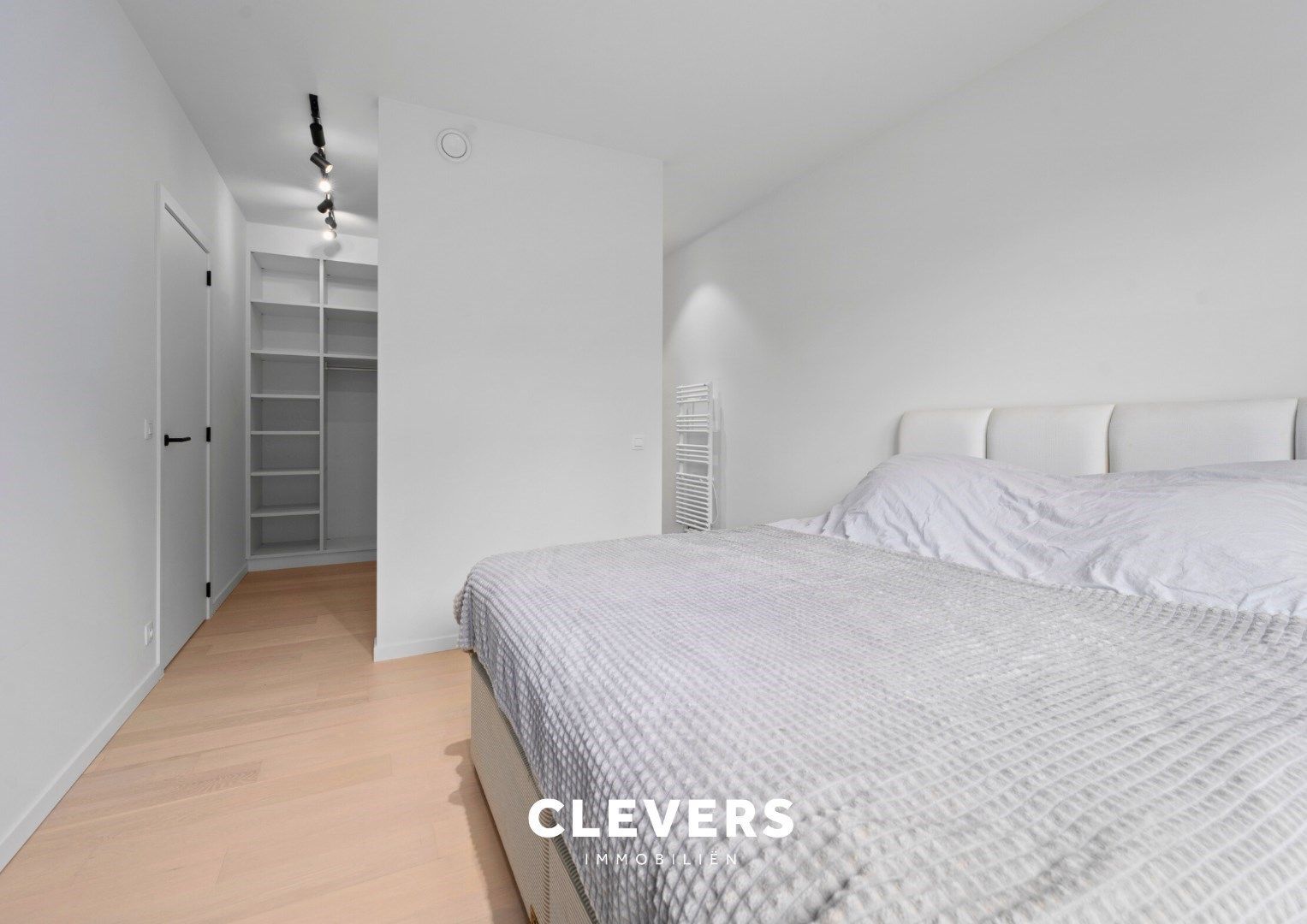 Luxueuze, moderne villa in rustige residentiële omgeving foto 22