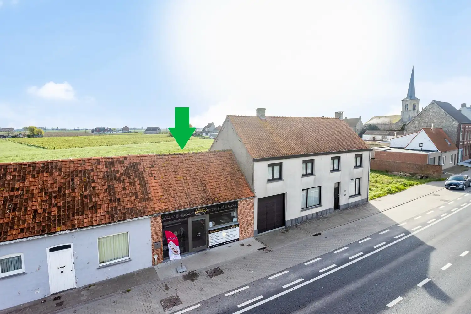 HOOGSTADE: Commercieel gelegen handelspand langs de baan N8 Veurne-Ieper, momenteel ingericht als broodjeszaak maar zeker ook andere mogelijkheden (verhuurd). foto 19