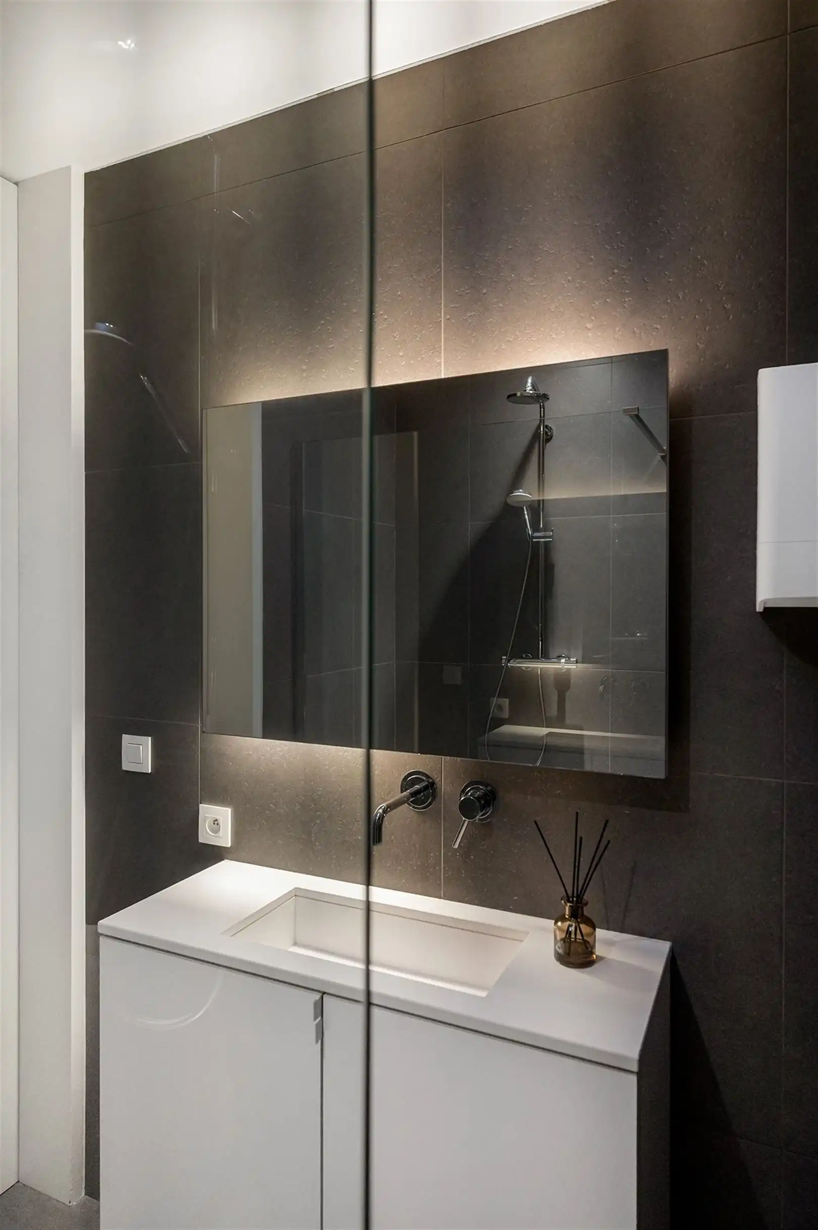 Gerenoveerd gelijkvloers appartement foto 24