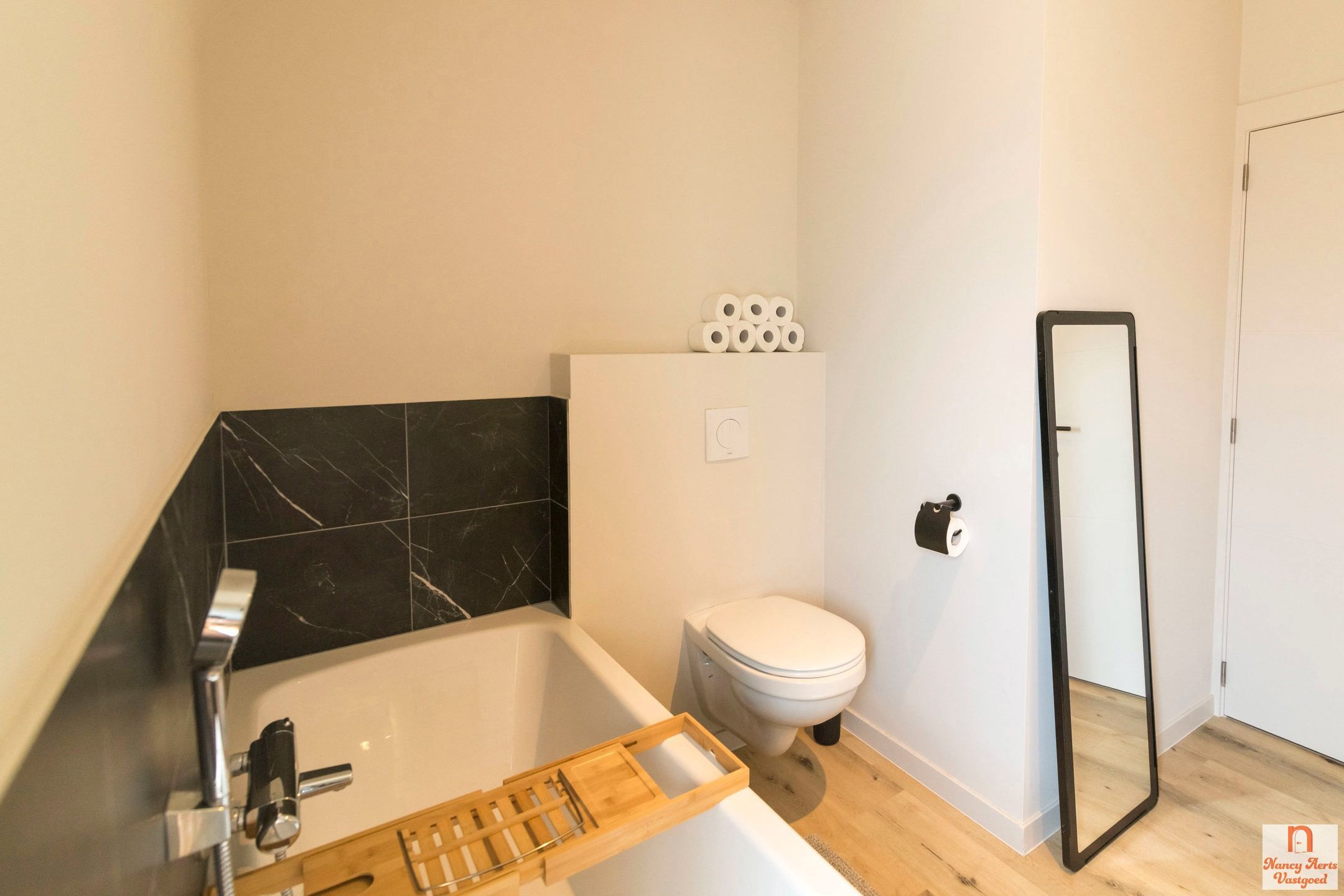Volledig gerenoveerde woning met bijbouw en grote tuin foto 37