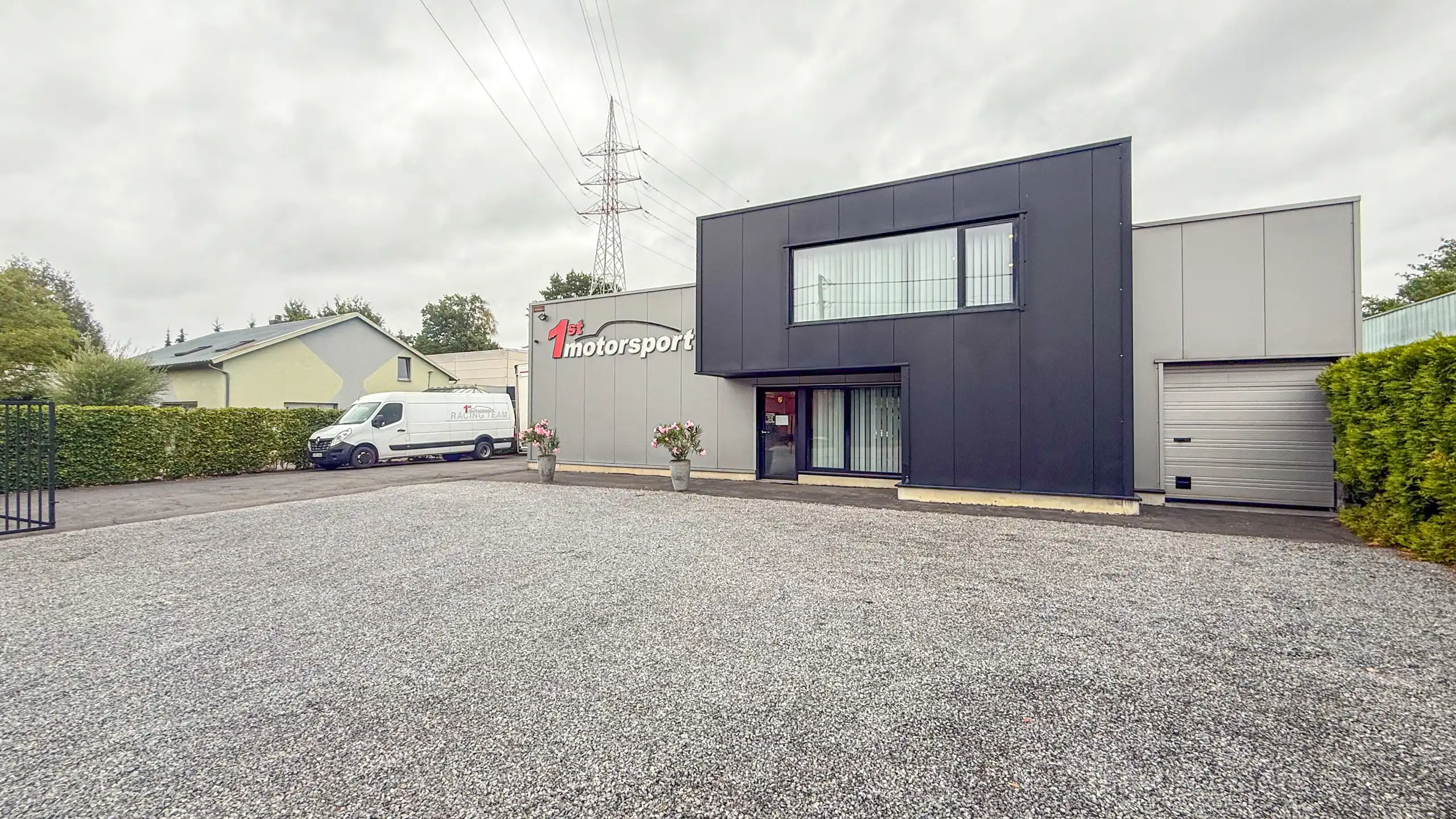 Gelijkvloerse woning met ruim magazijn en zwembad! foto 79