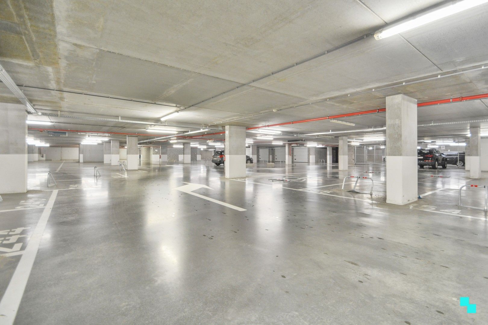 Parkeerplaats in een afgesloten parkeerkelder op een toplocatie in Merelbeke. foto {{pictureIndex}}