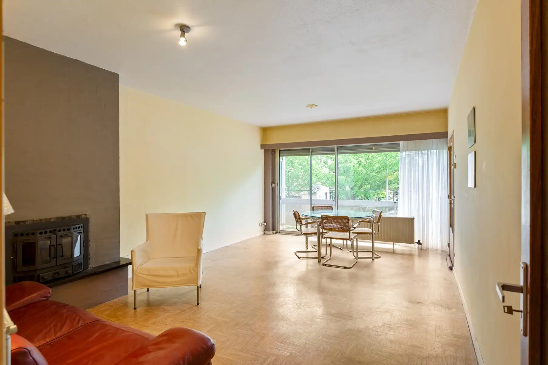 Te renoveren appartement met garage op uitstekende ligging foto 4