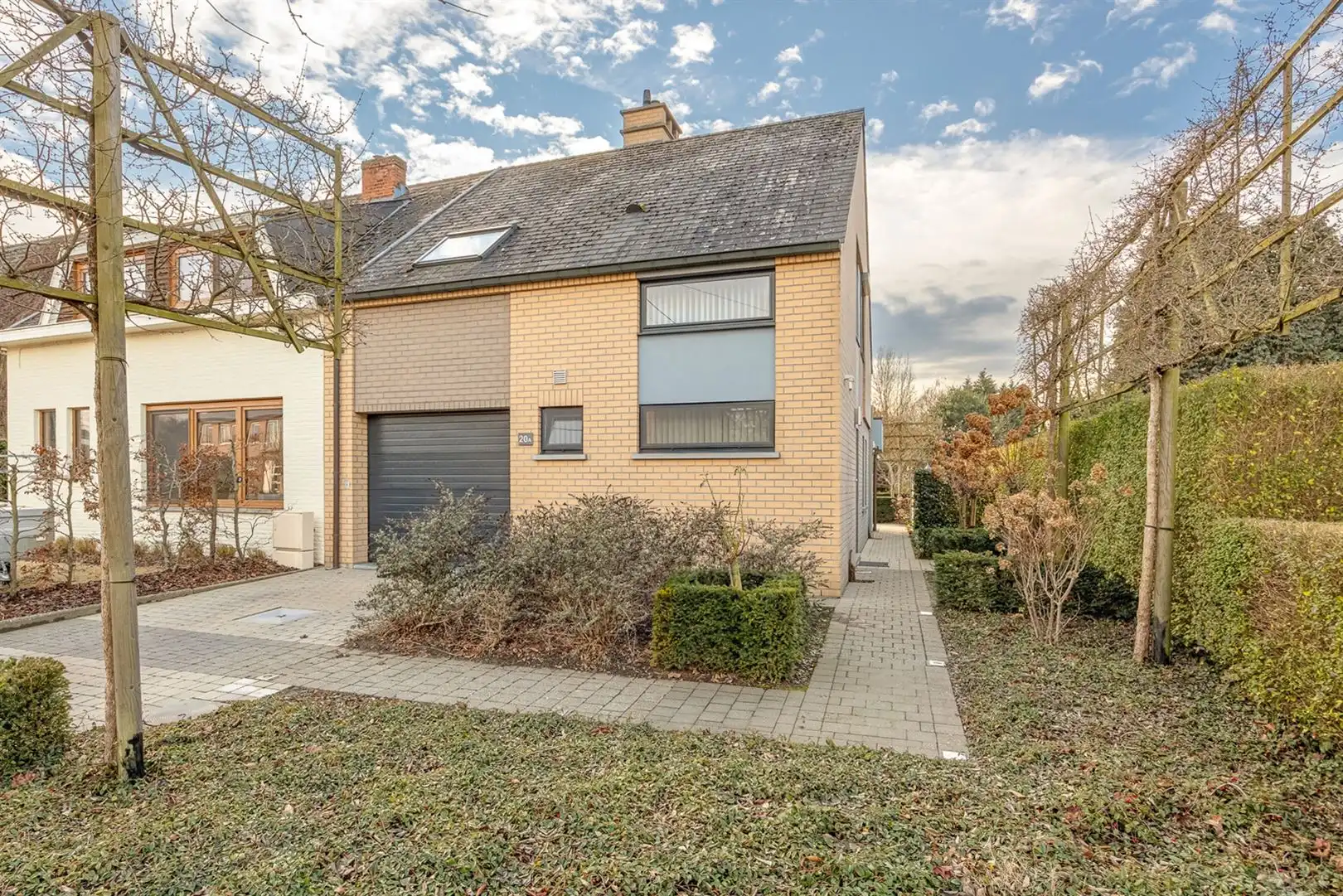 Instapklare woning met tuin en garage. foto {{pictureIndex}}