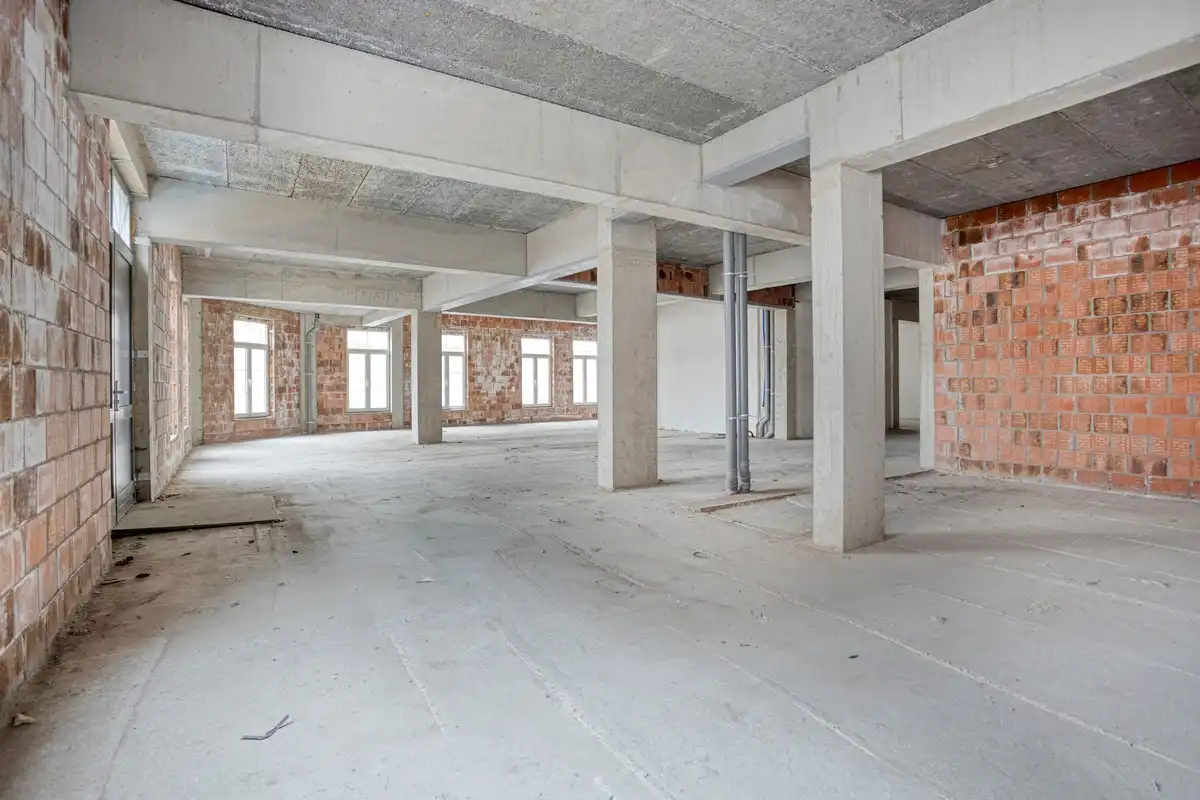 Casco kantoor-/handelsruimte van 724 m² met 7 parkings en kelderbergingen in het centrum. foto 2