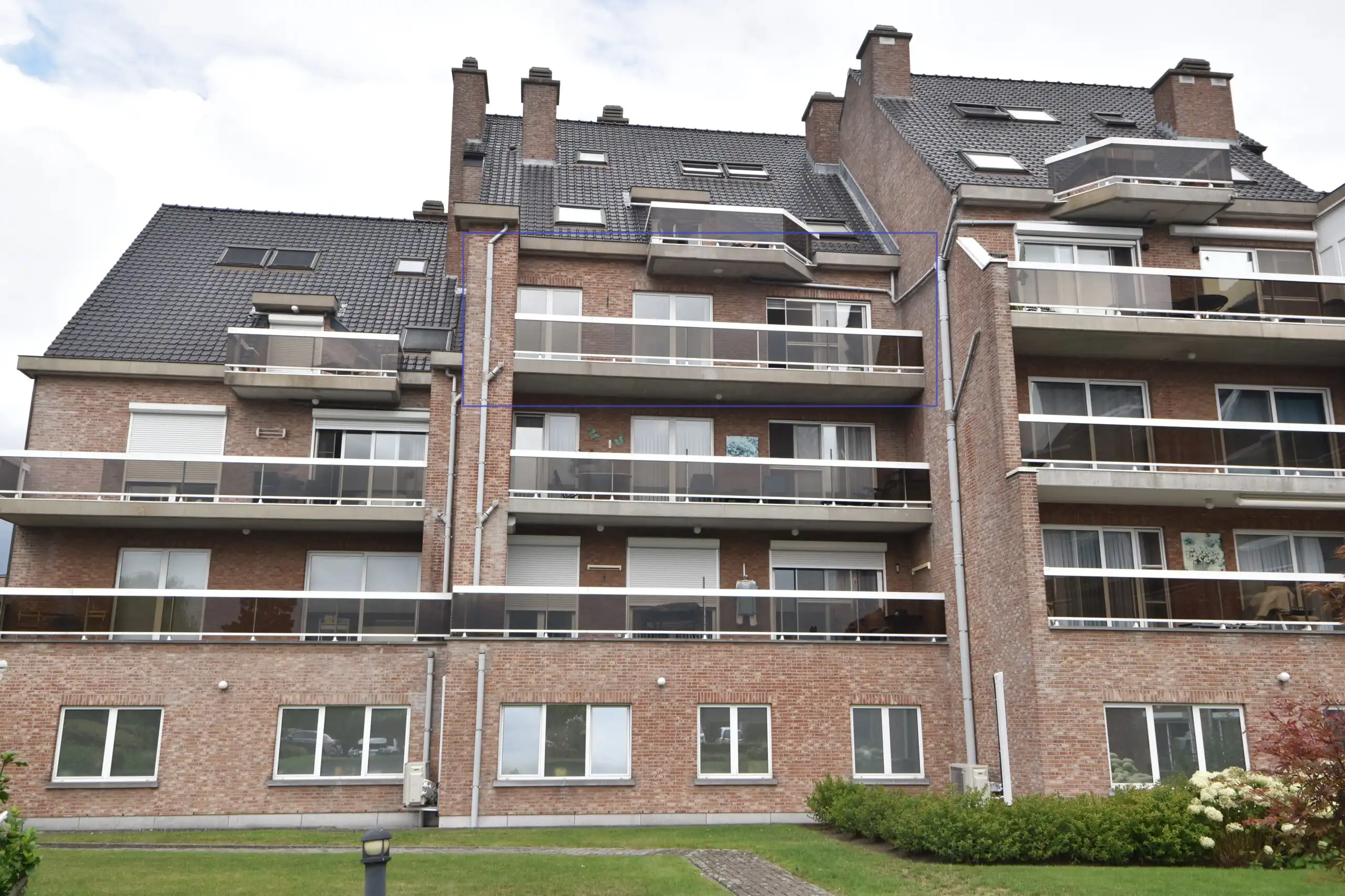 Stijlvol en ruim appartement met 3 slaapkamers en zonnig terras. foto {{pictureIndex}}