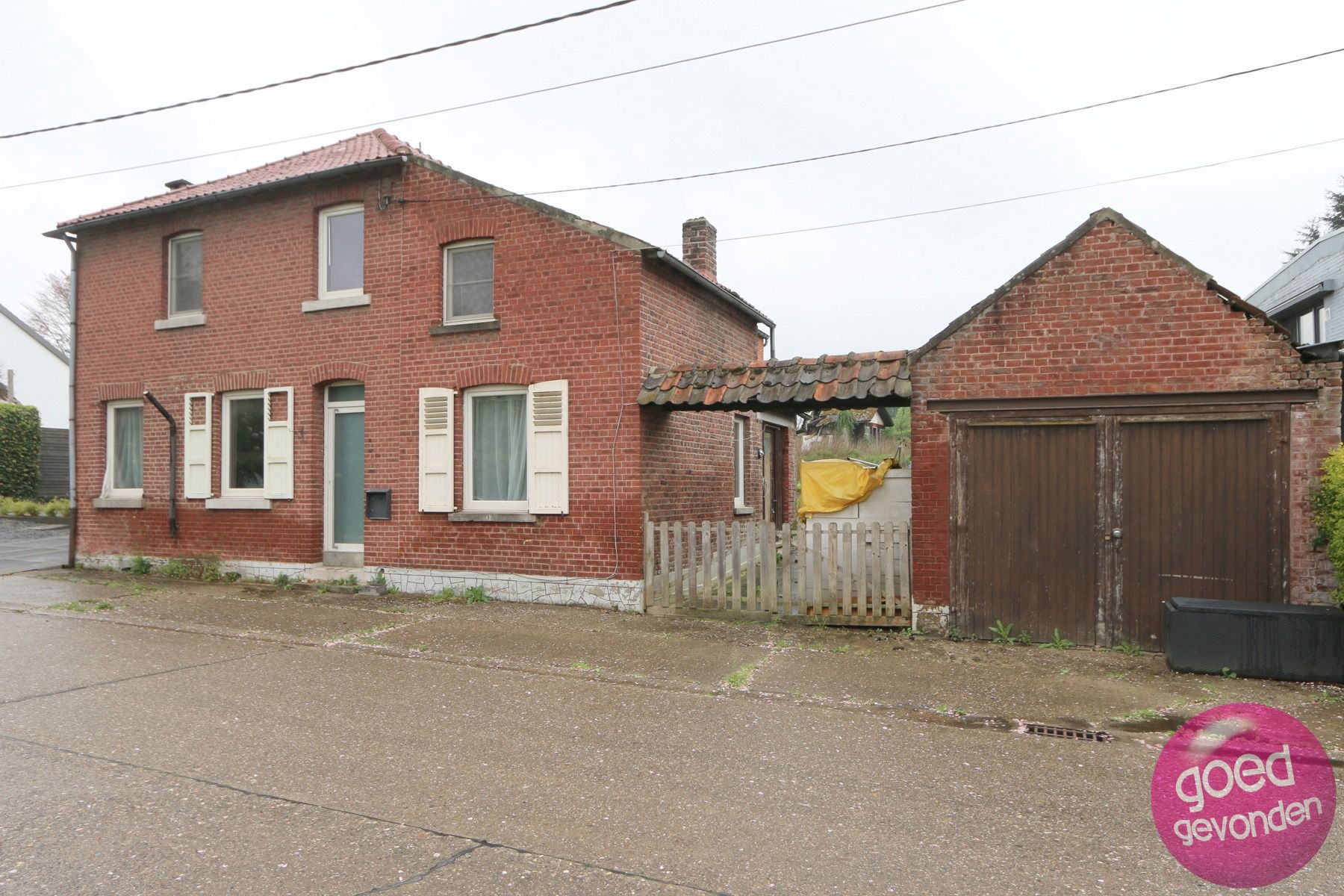 Hoofdfoto van de publicatie: TE RENOVEREN WONING met STALHUIS - HOB - TUIN - TERRAS 
