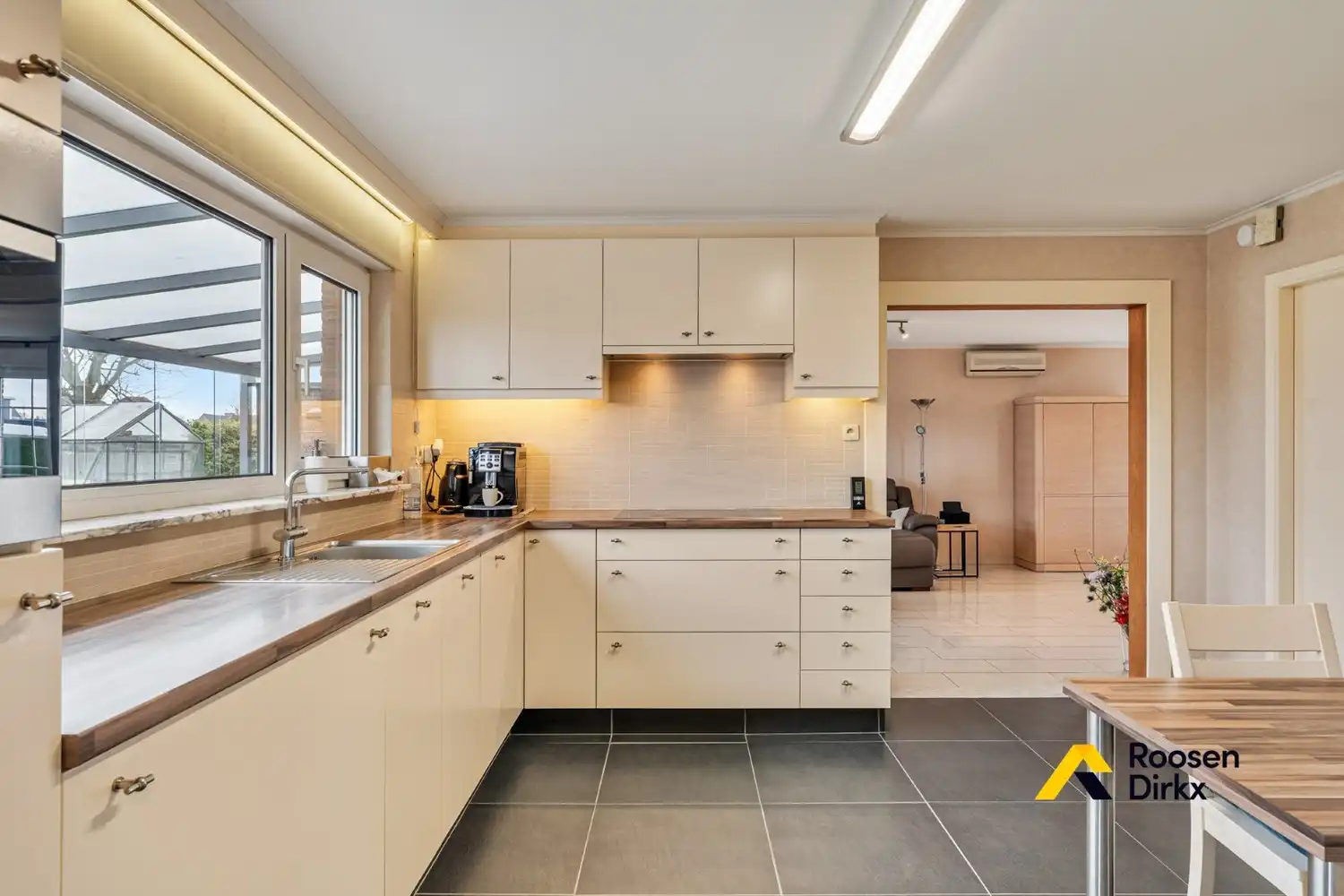 Degelijke, perfect onderhouden woning op 9 are, op fietsafstand van het centrum! foto 12