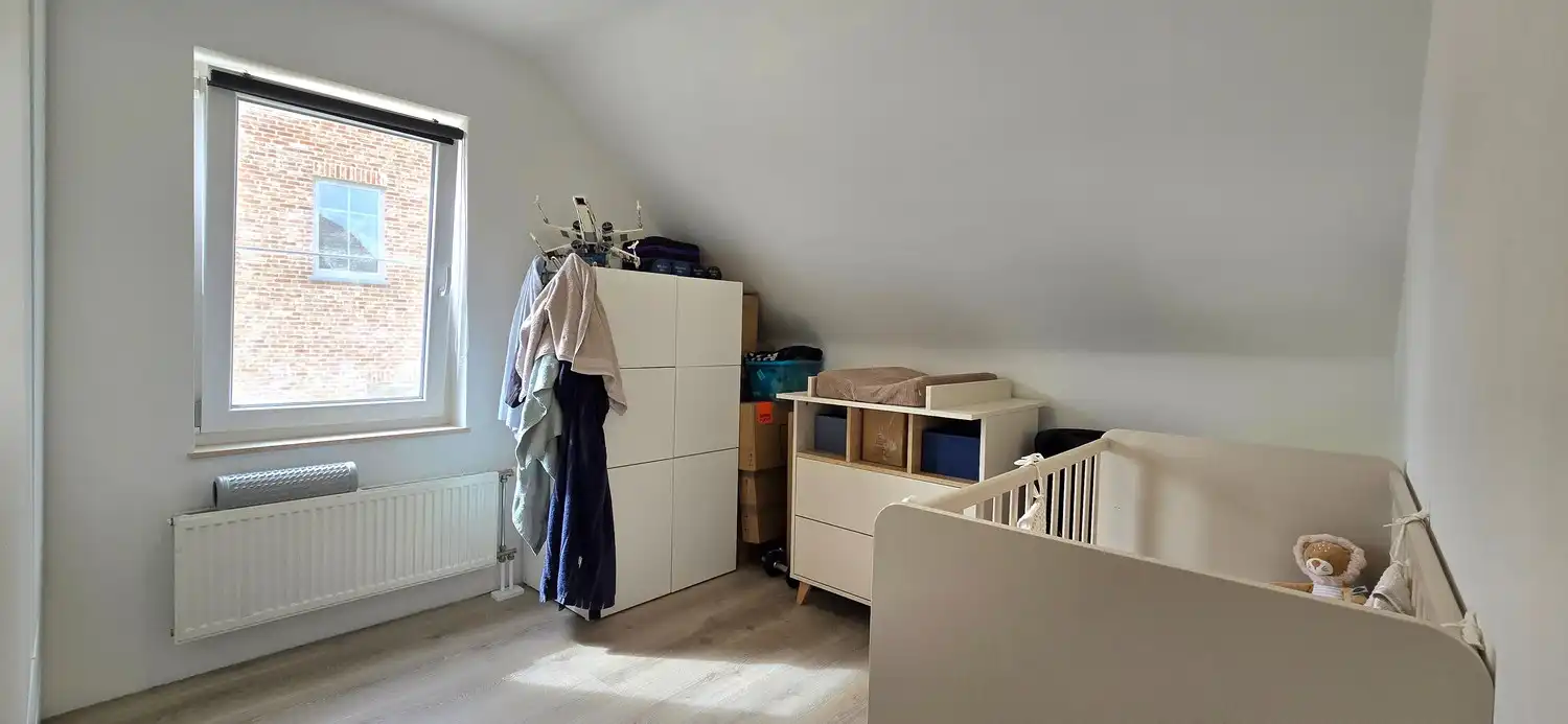 Instapklare halfopen gezinswoning met 4 slaapkamers, zonnepanelen en zonnige tuin foto 16