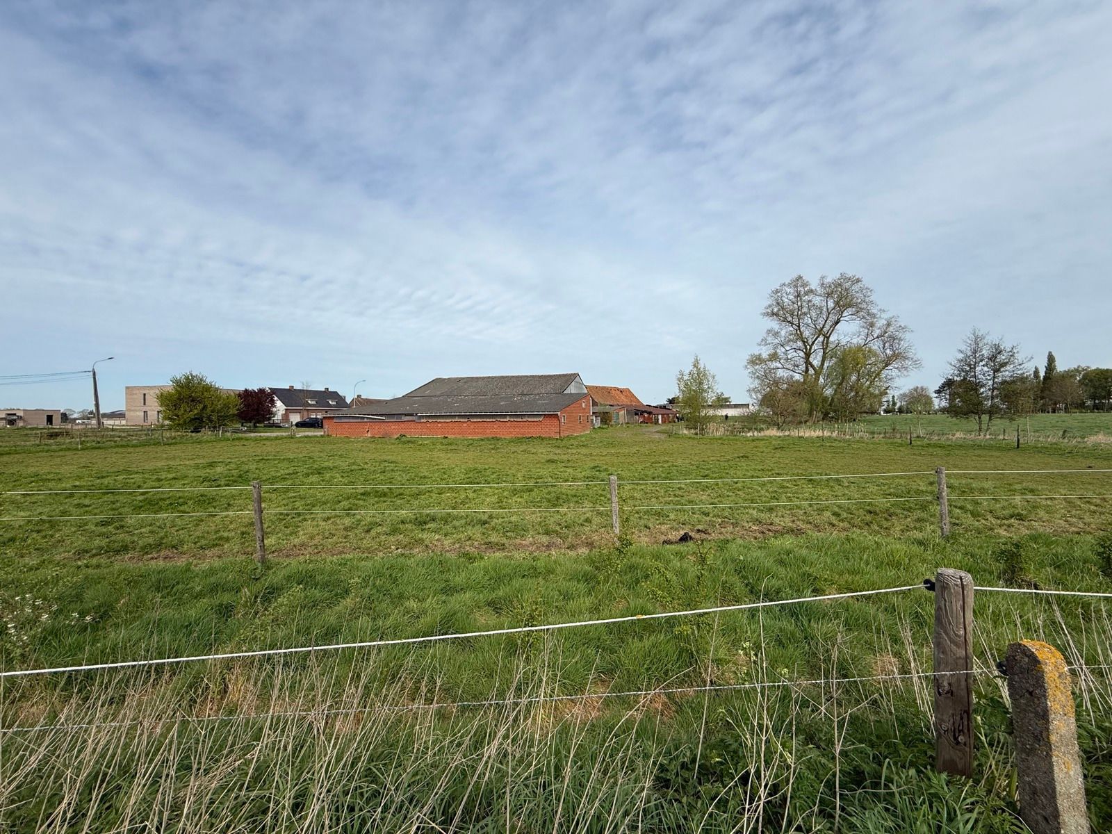 Te renoveren hoeve met woning en verschillende bijgebouwen foto 23